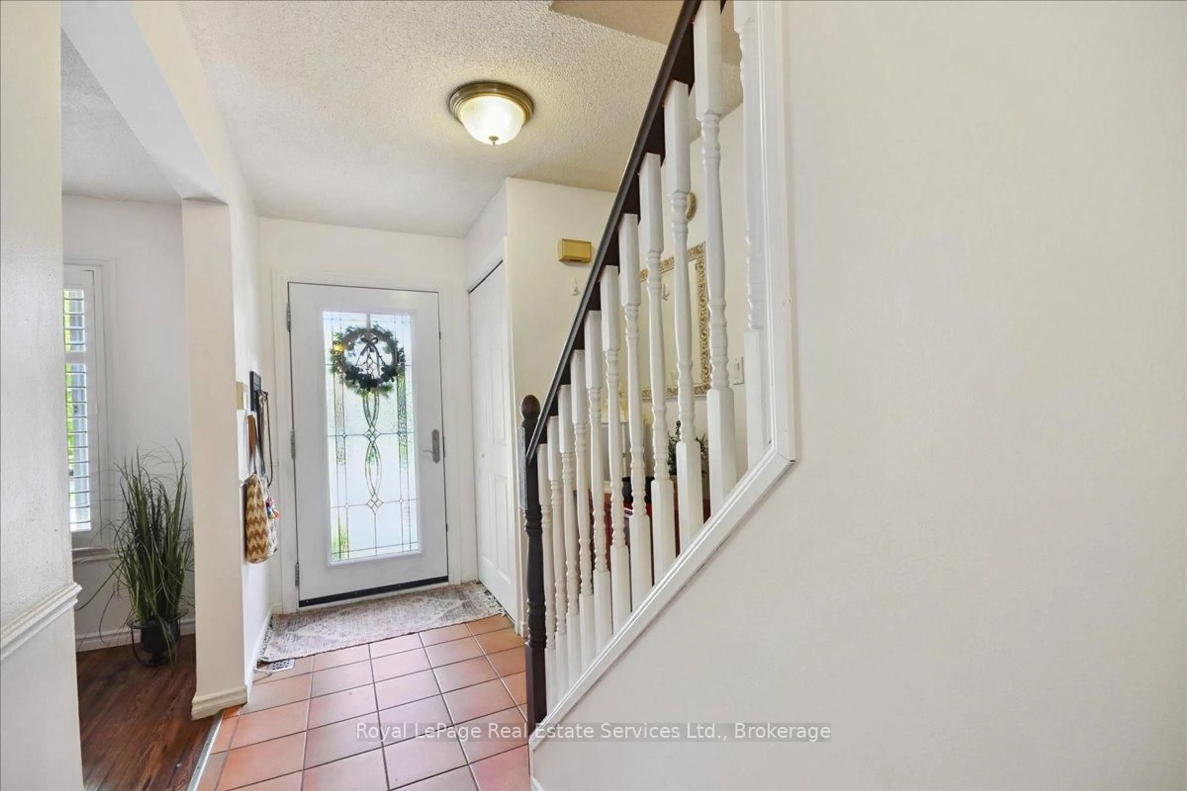 Indoor entryway for 2248 MacLennan Dr, Oakville Ontario L6H 5K1