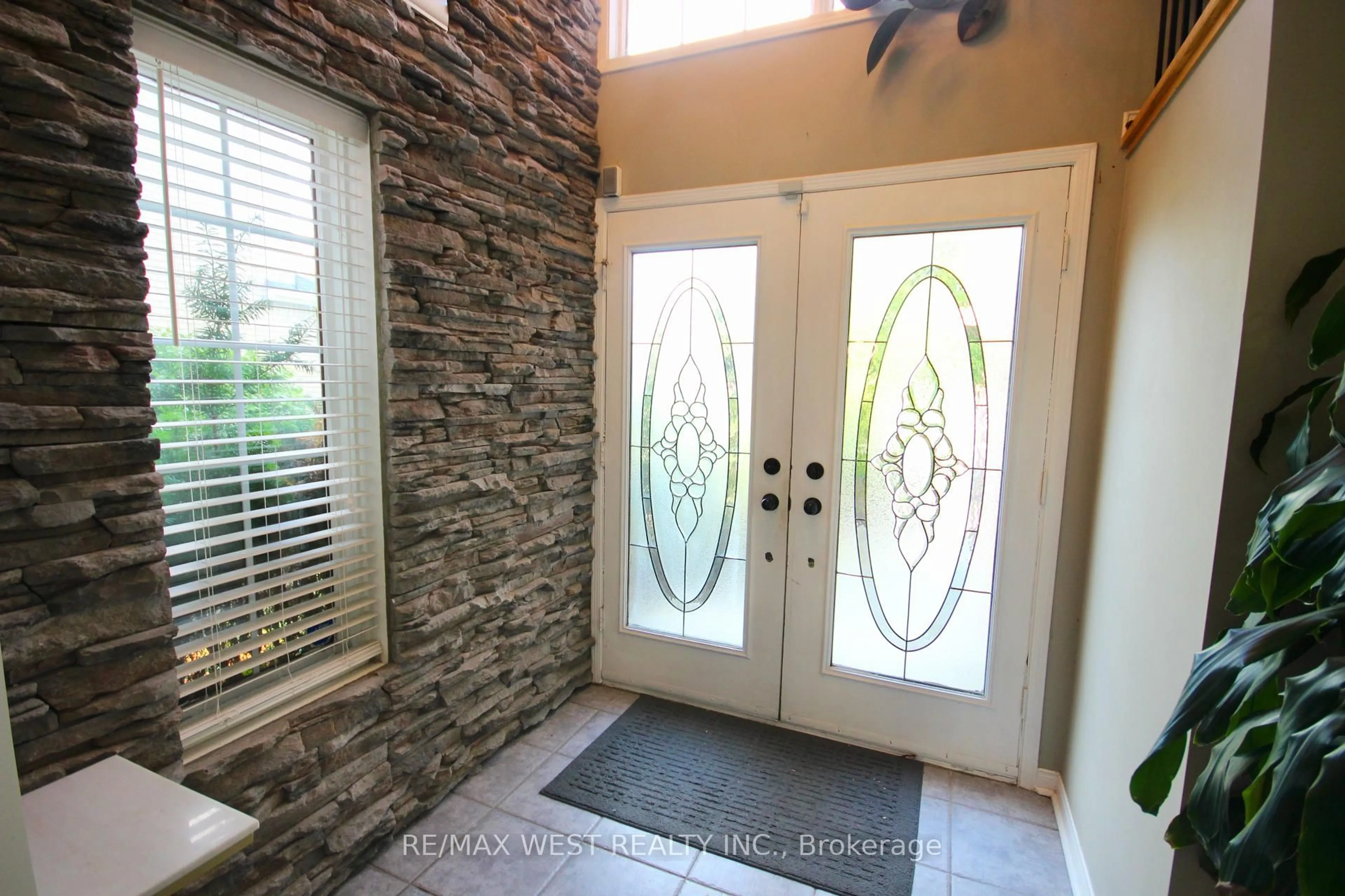 Indoor entryway for 7374 Black Walnut Tr, Mississauga Ontario L5N 7L8