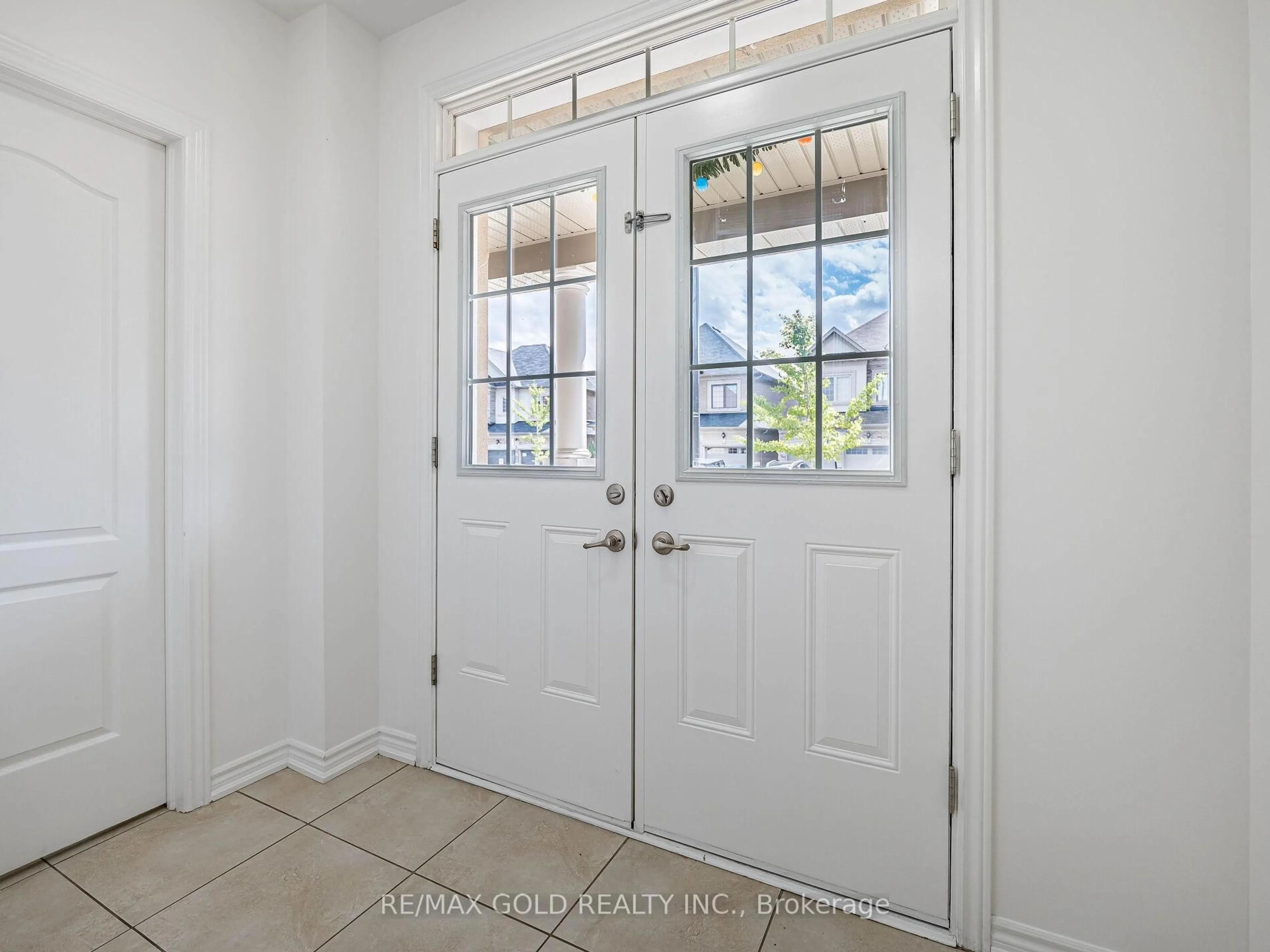 Indoor entryway for 74 Bucksaw St, Brampton Ontario L7A 4R3