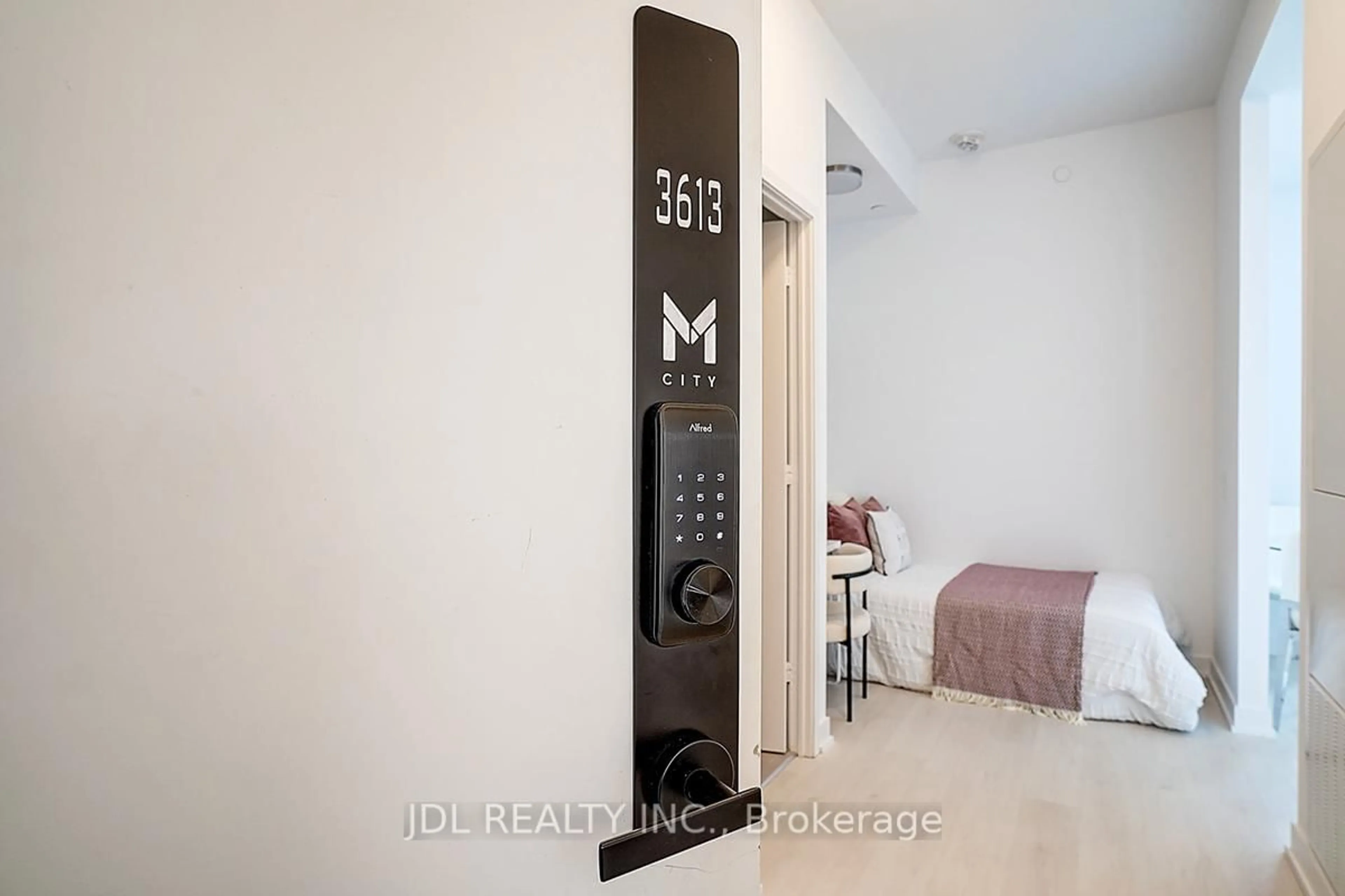 Unknown for 3900 Confederation Pkwy #3613, Mississauga Ontario L5B 0M3