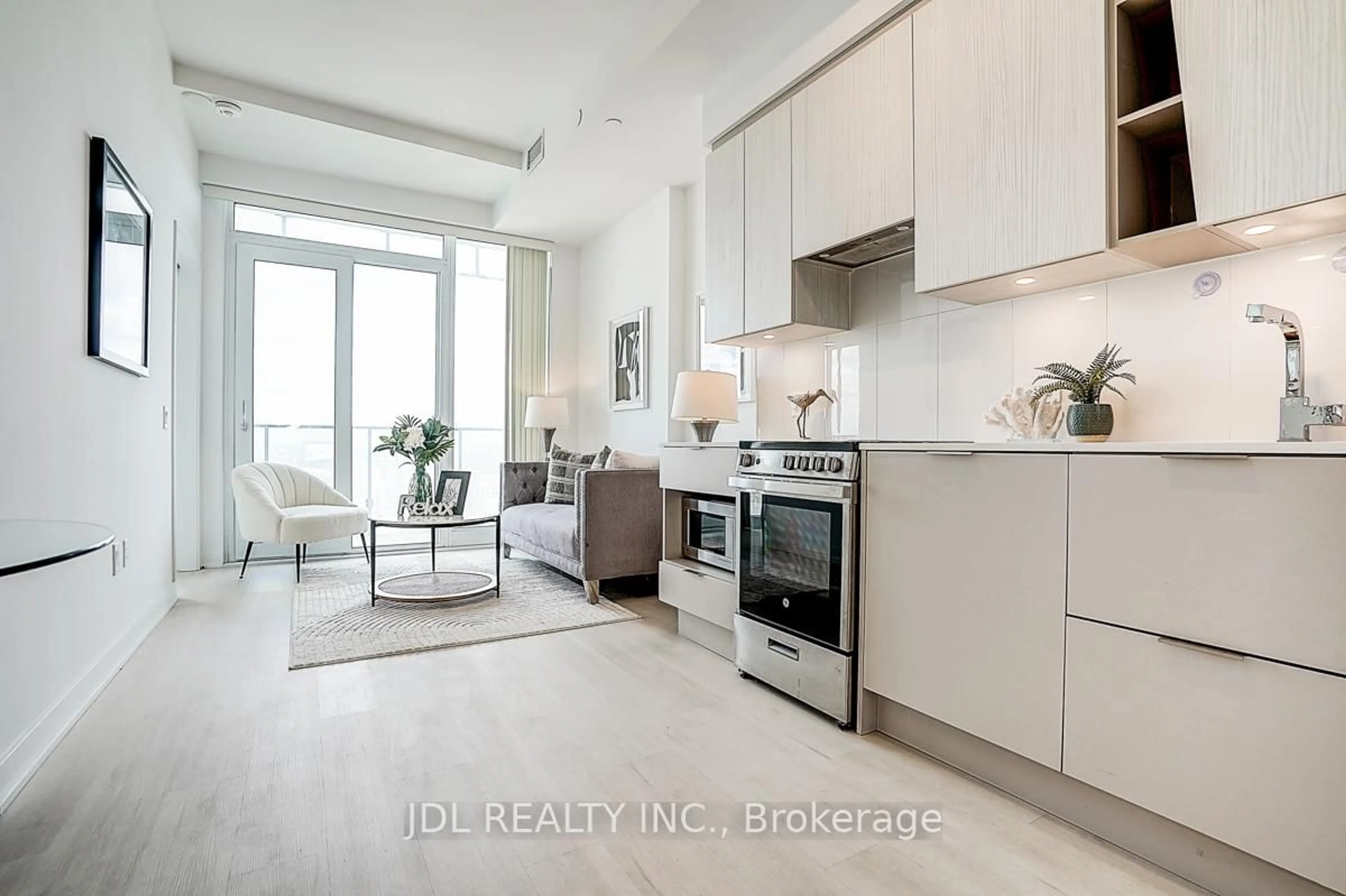 Open concept kitchen, ceramic/tile floor for 3900 Confederation Pkwy #3613, Mississauga Ontario L5B 0M3
