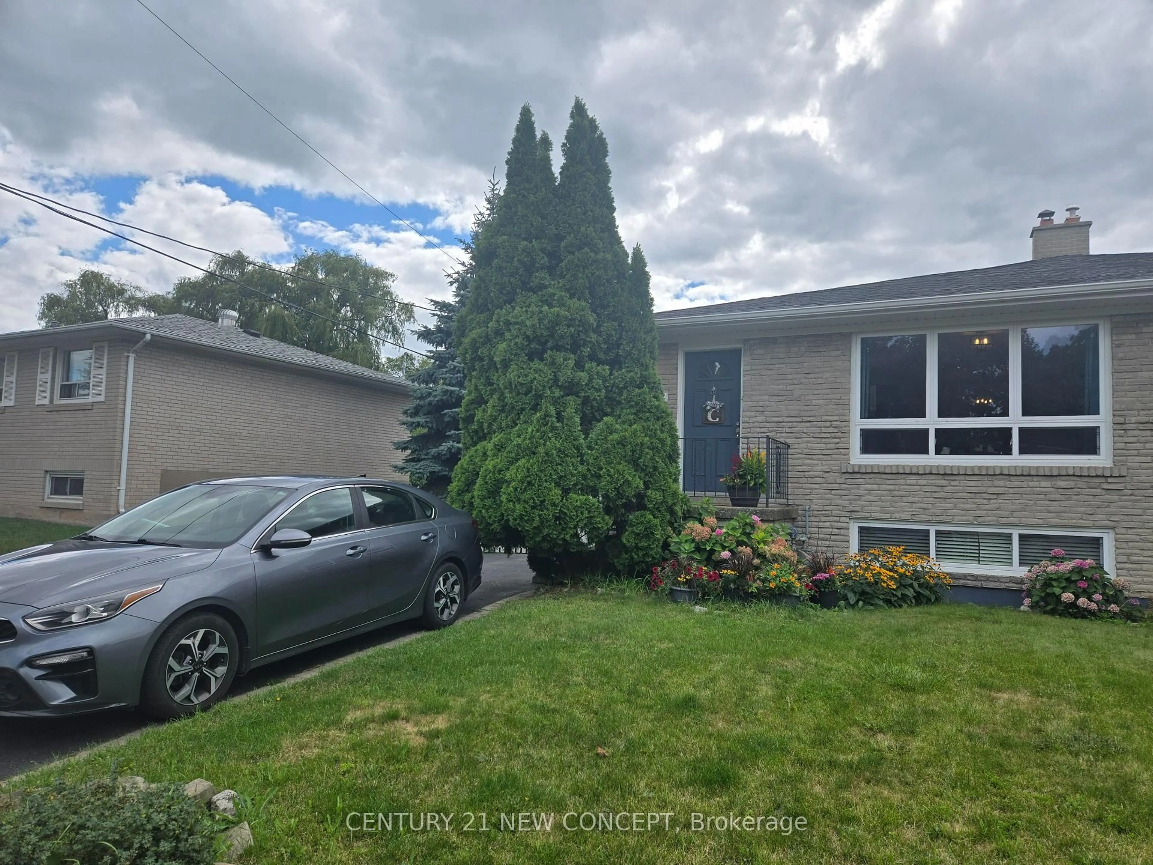 A pic from outside/outdoor area/front of a property/back of a property/a pic from drone, street for 412 Melores Dr, Burlington Ontario L7L 4T8