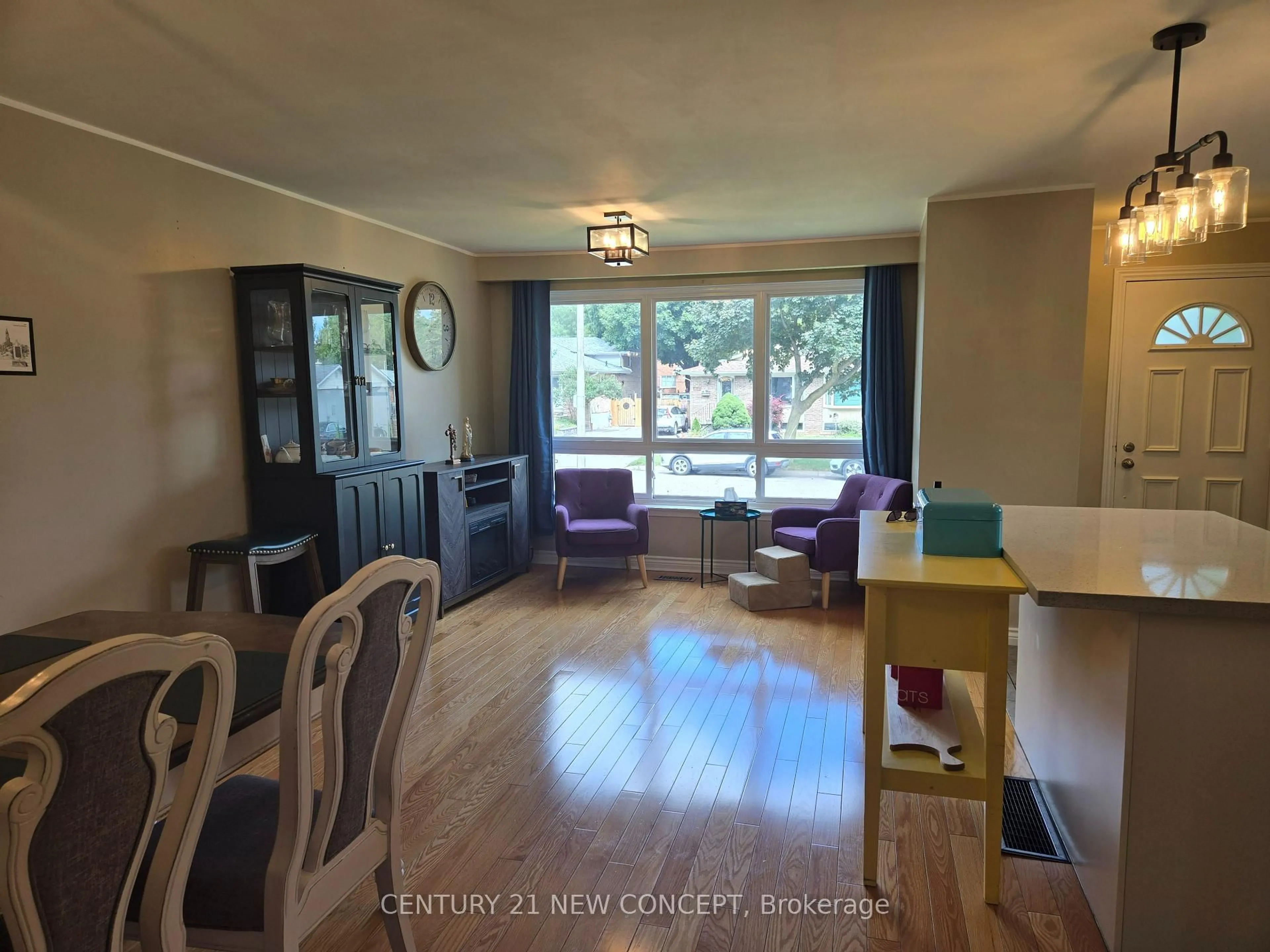 Living room with furniture, wood/laminate floor for 412 Melores Dr, Burlington Ontario L7L 4T8