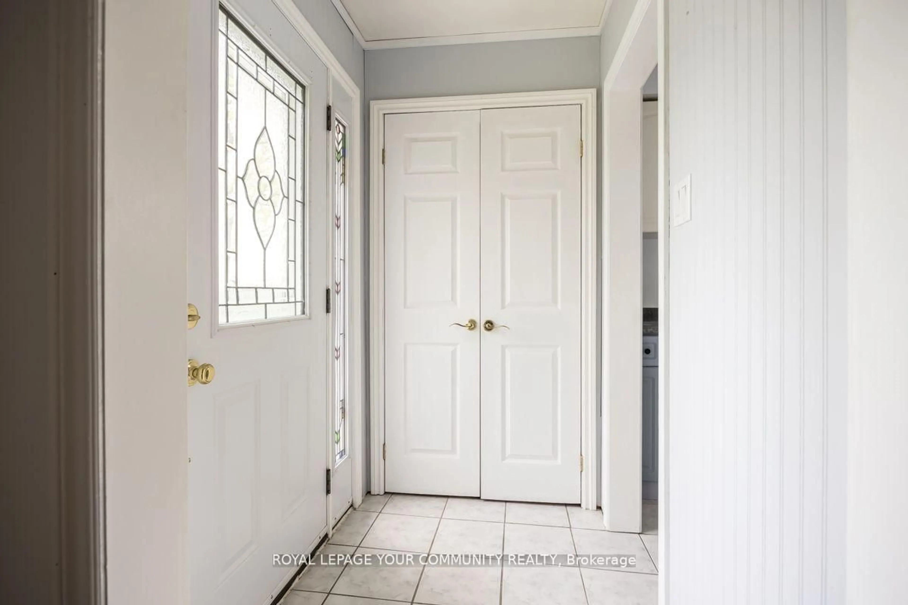 Indoor entryway for 16 Midhurst Dr, Toronto Ontario M9V 1Z7