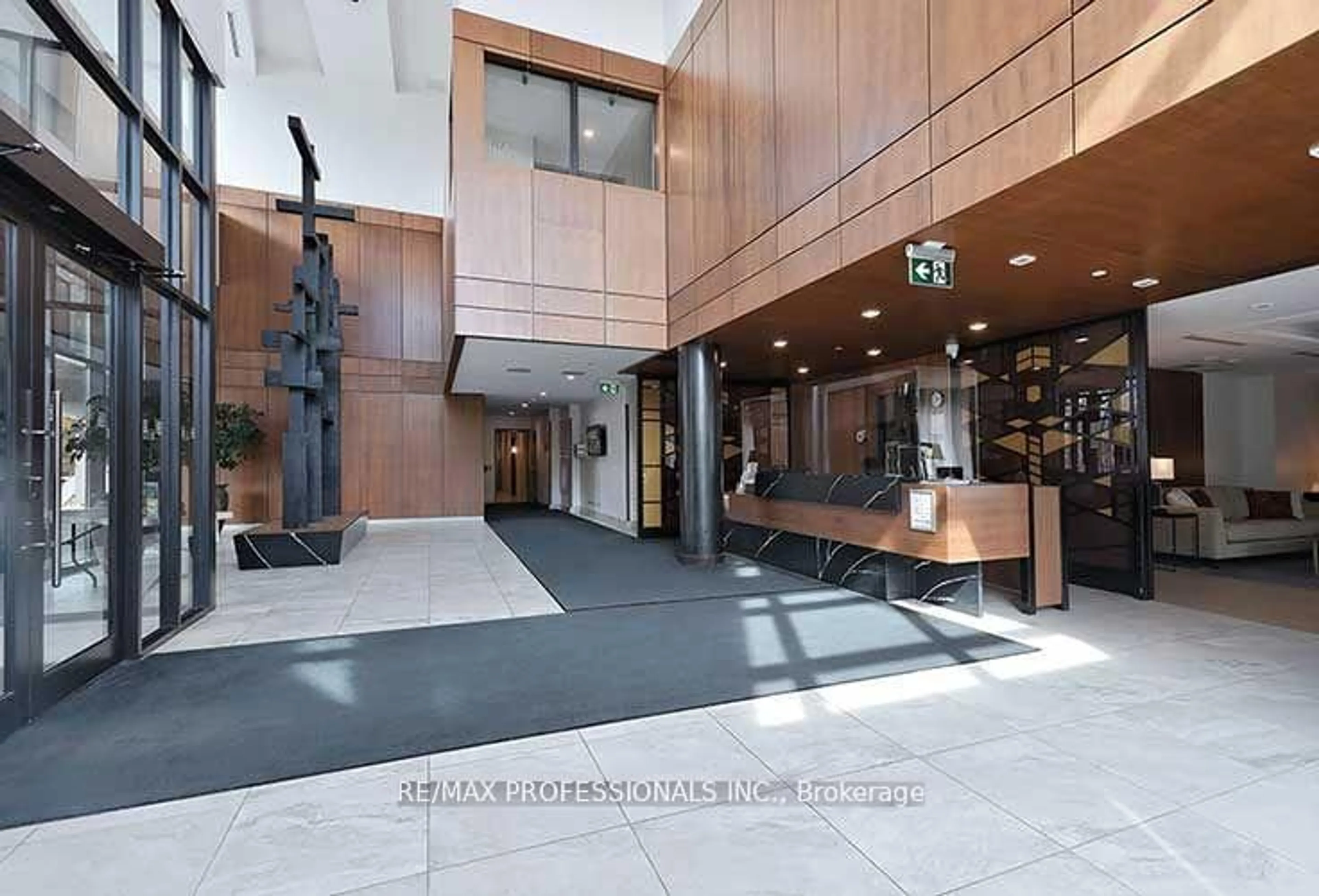 Indoor foyer for 1575 Lakeshore Rd #GR20, Mississauga Ontario L5J 0B1