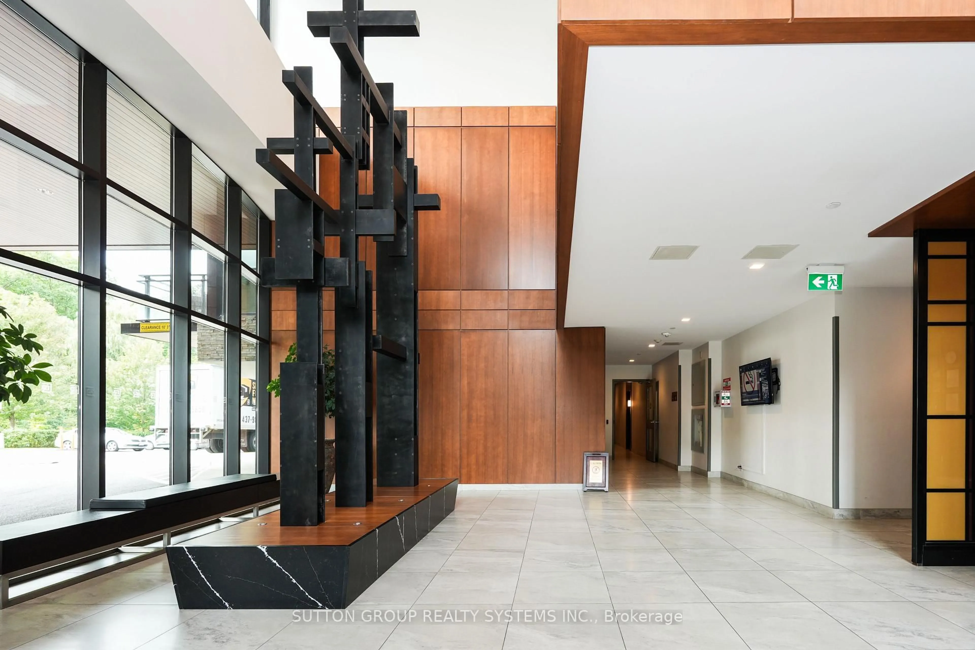 Indoor foyer for 1575 Lakeshore Rd #357, Mississauga Ontario L5J 1J4