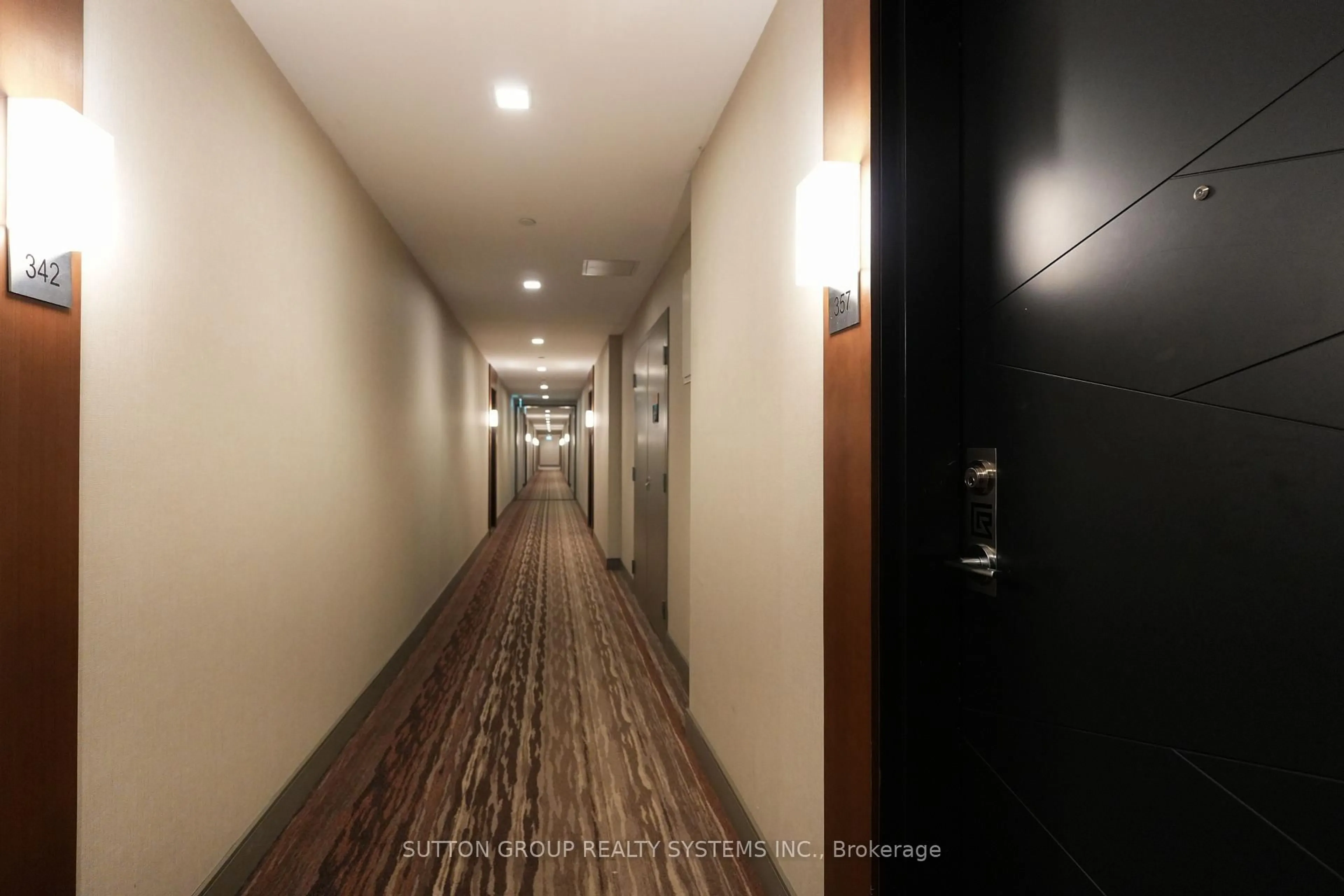 Indoor foyer for 1575 Lakeshore Rd #357, Mississauga Ontario L5J 1J4