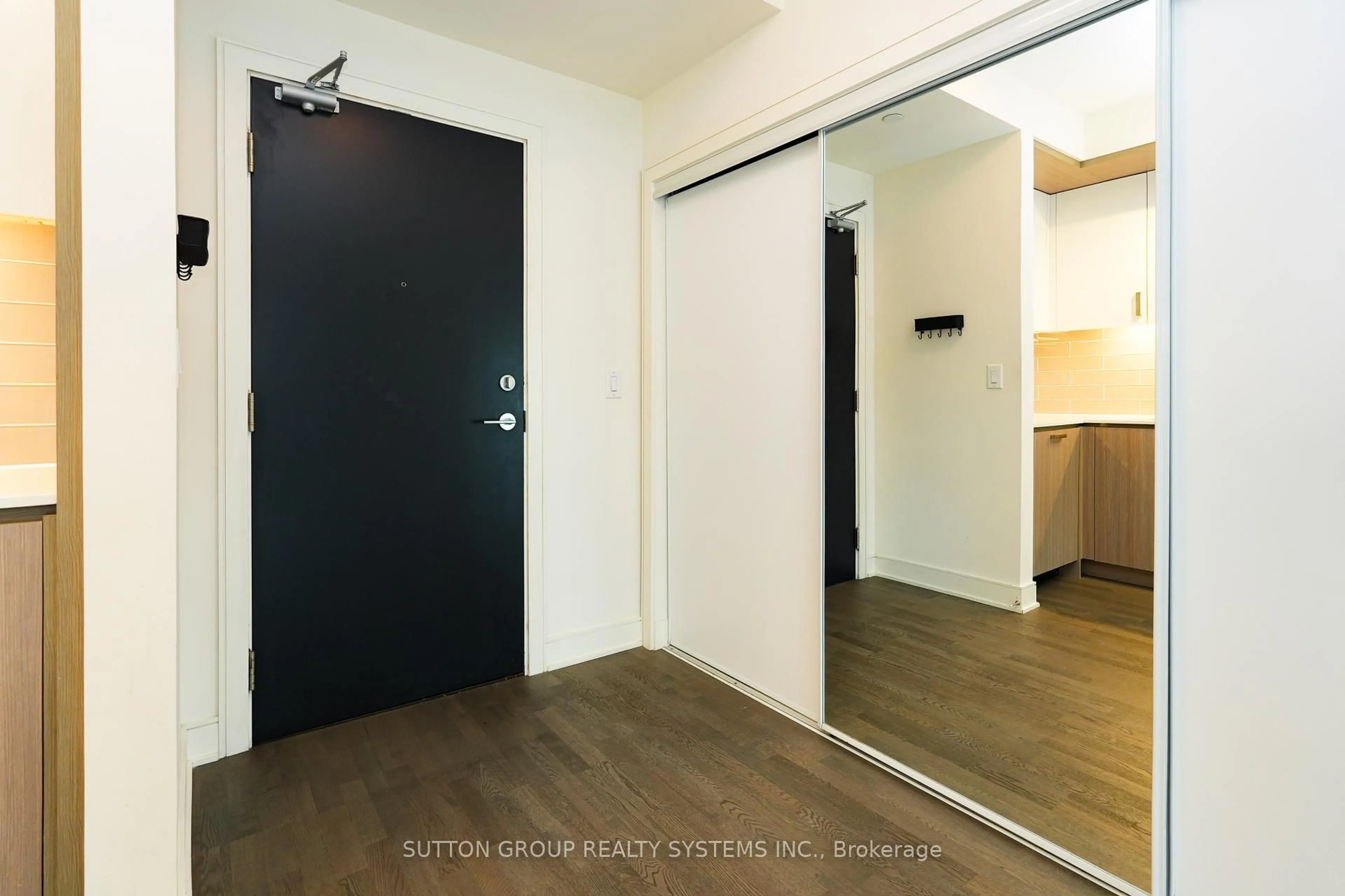 Indoor entryway for 1575 Lakeshore Rd #357, Mississauga Ontario L5J 1J4