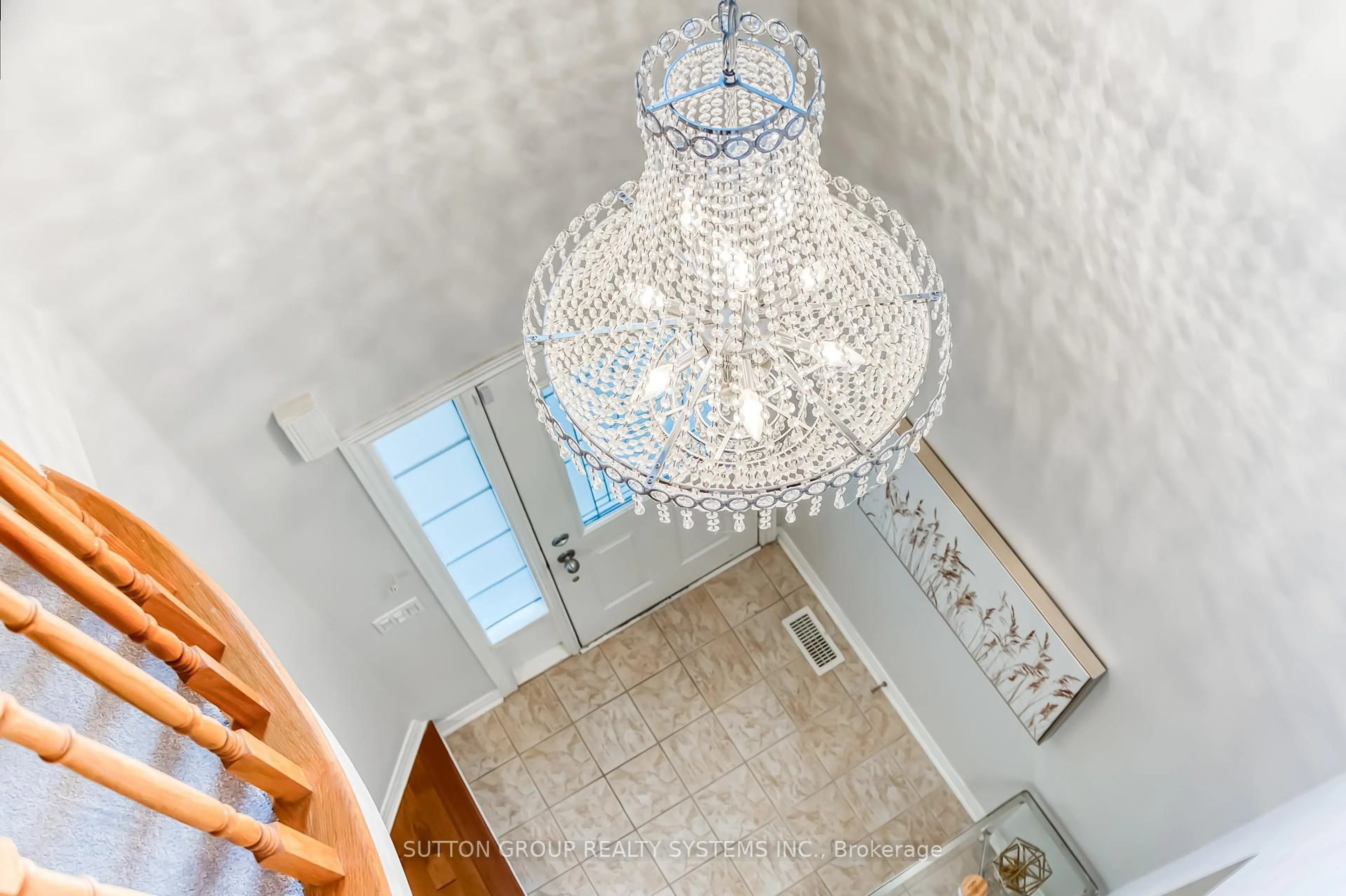 Indoor foyer for 3806 Quiet Creek Dr, Mississauga Ontario L5M 8A9