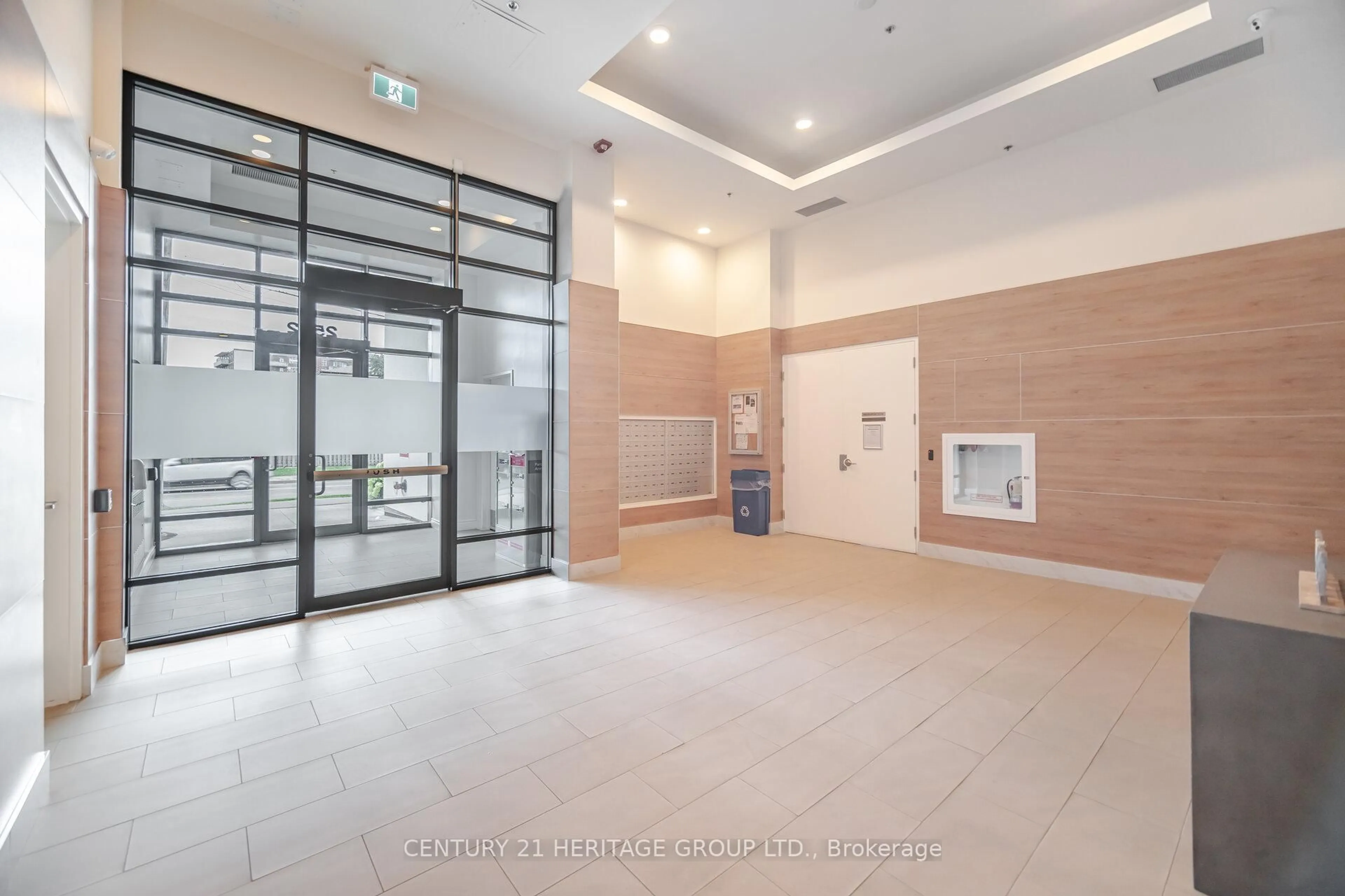 Indoor foyer for 2522 Keele St #320, Toronto Ontario M6L 2N8