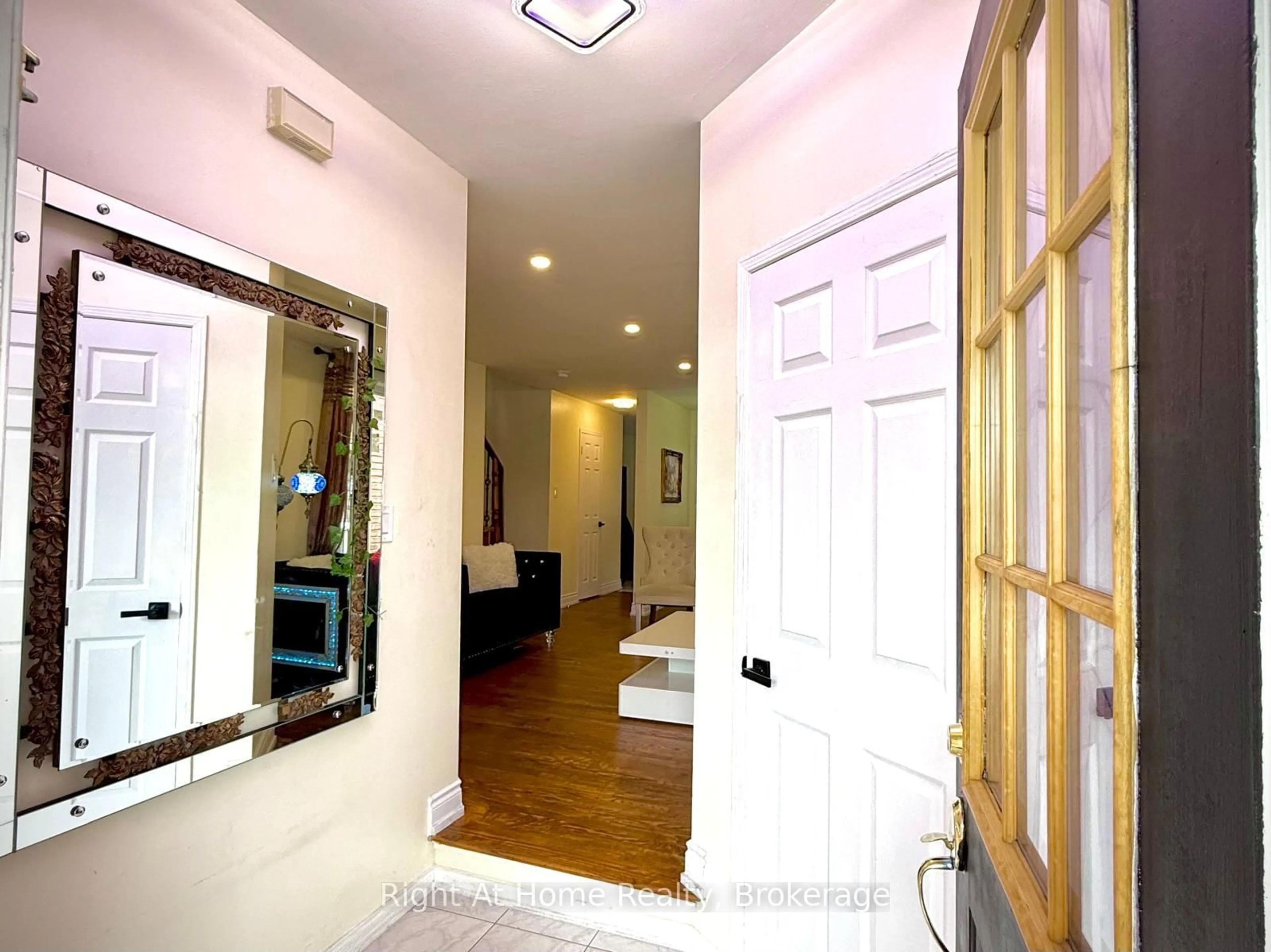 Indoor entryway for 3409 McDowell Dr, Mississauga Ontario L5M 6R7