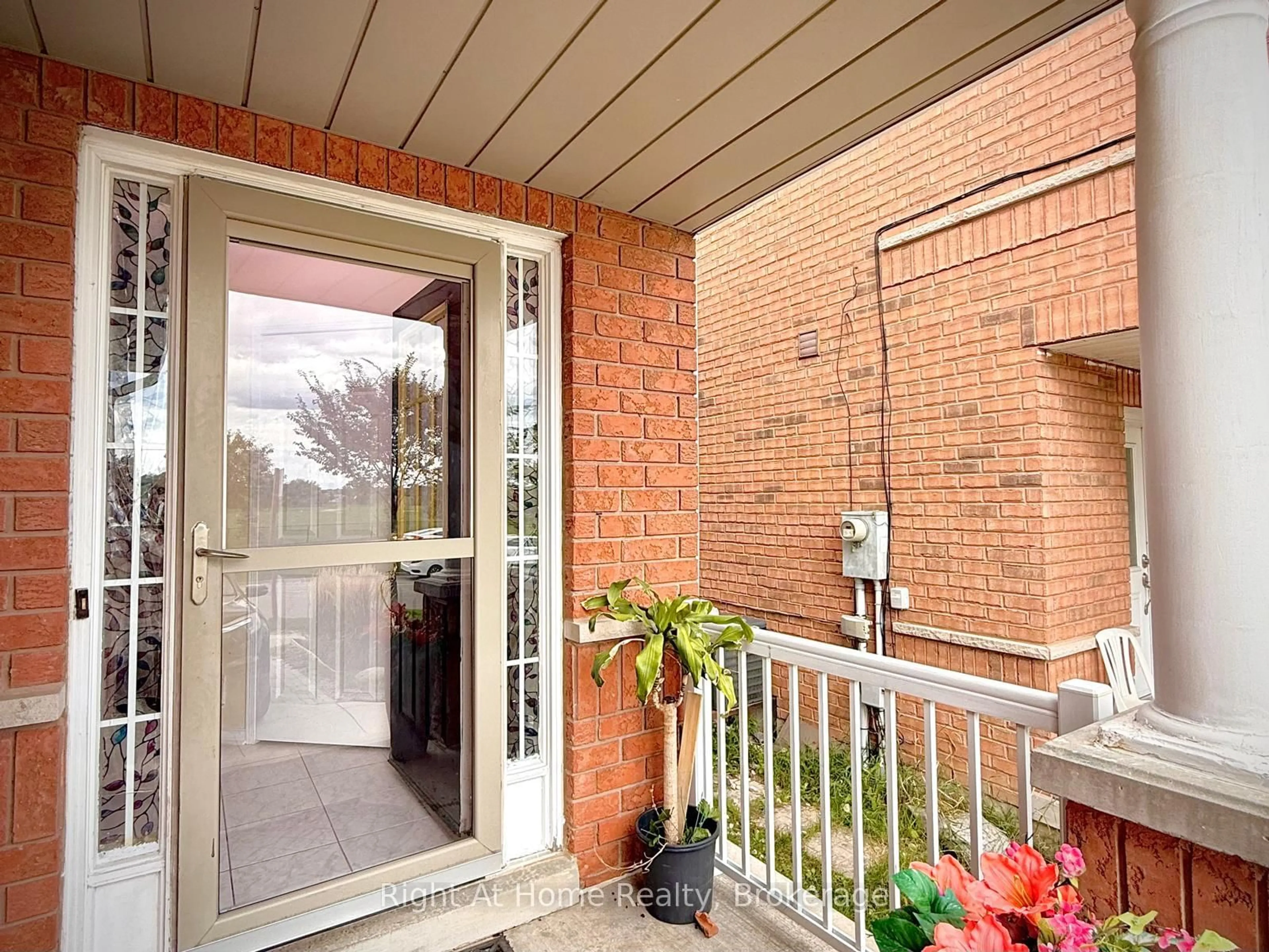 Indoor entryway for 3409 McDowell Dr, Mississauga Ontario L5M 6R7