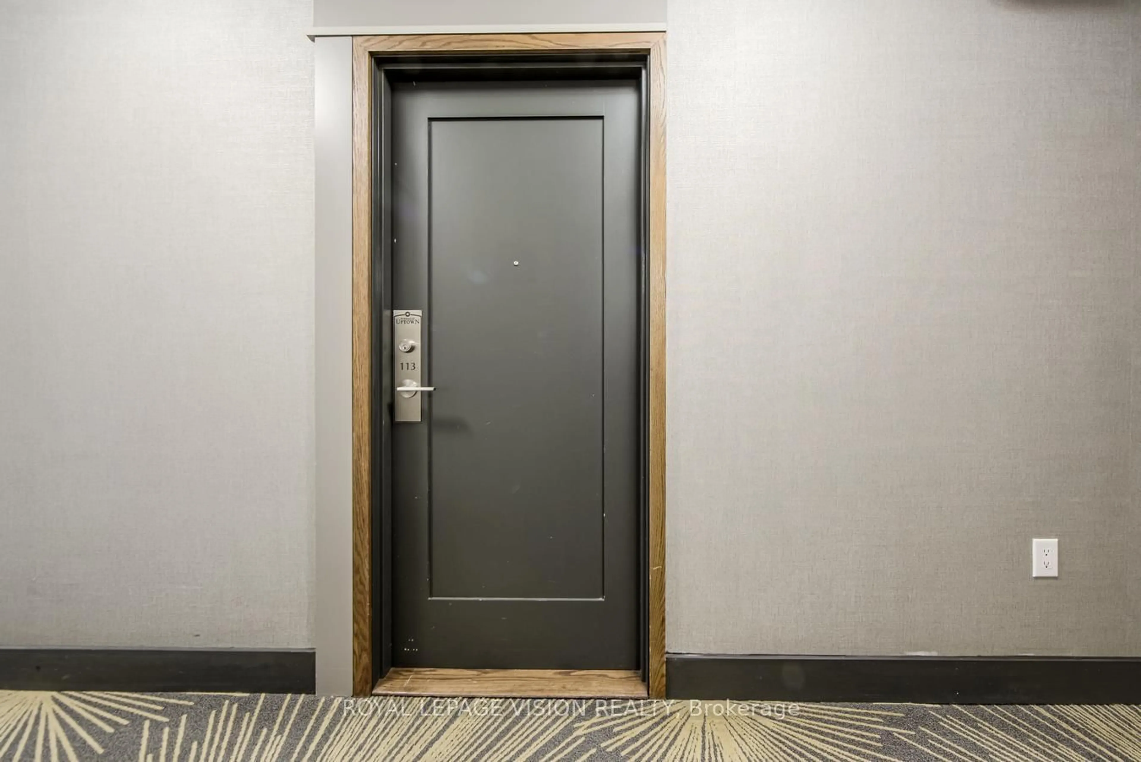 Indoor foyer for 5033 Four Springs Ave #113, Mississauga Ontario L5R 0G5