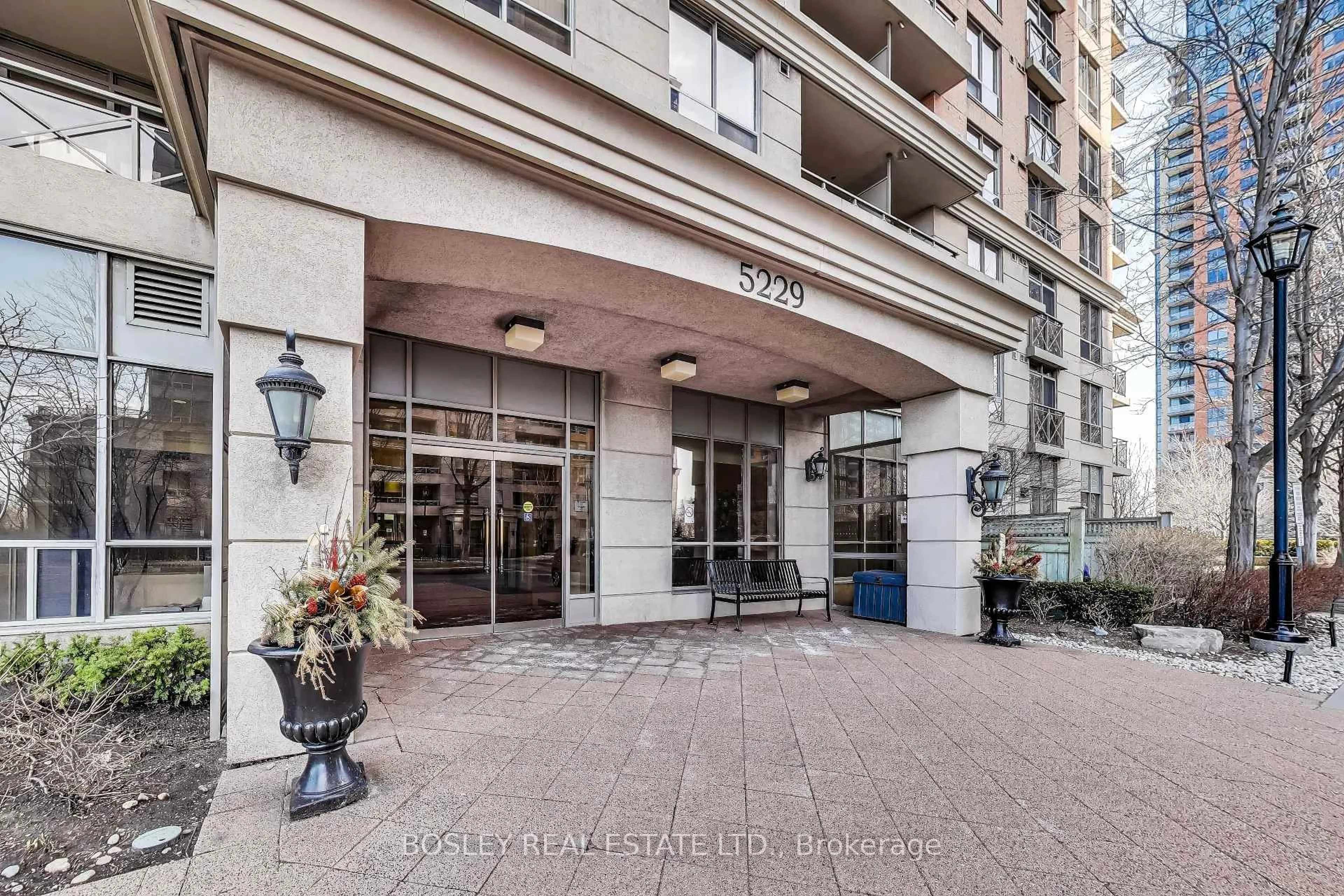 Indoor foyer for 5229 Dundas St #PH08, Toronto Ontario M6B 6L9