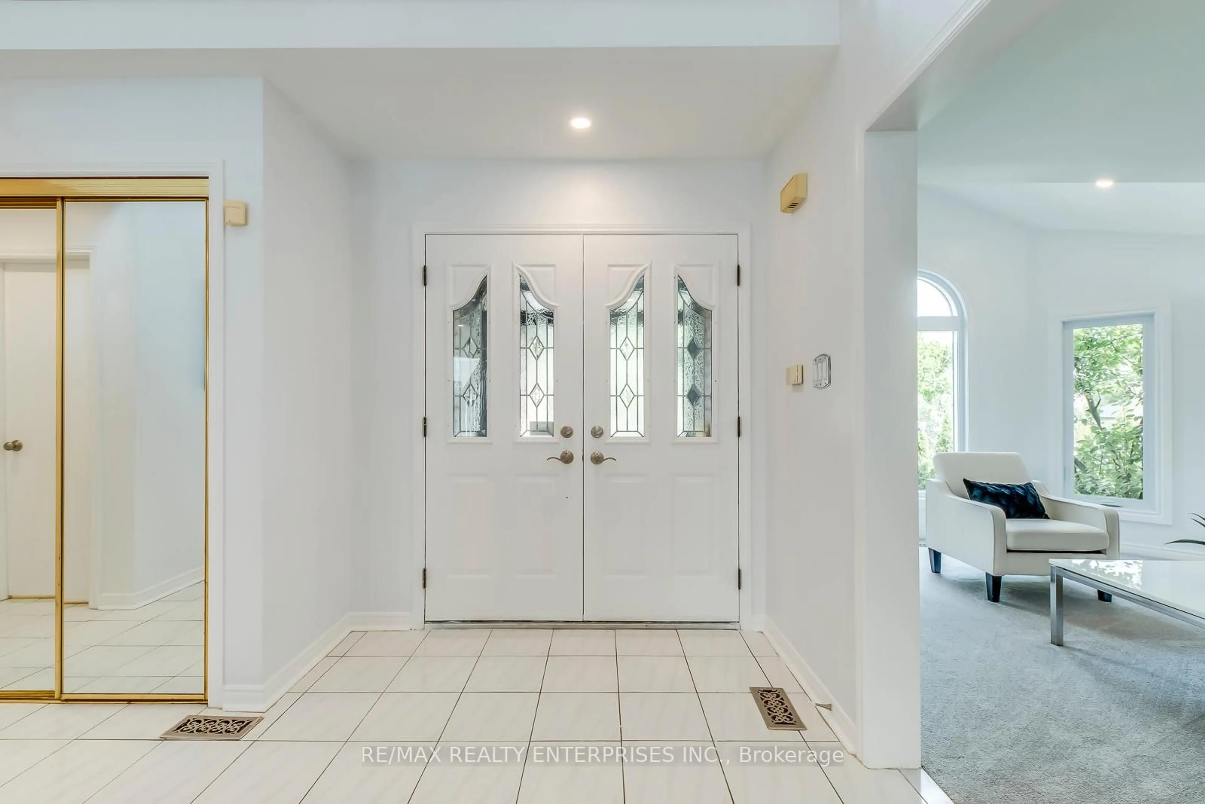 Indoor entryway for 2394 Wynten Way, Oakville Ontario L6J 7K9