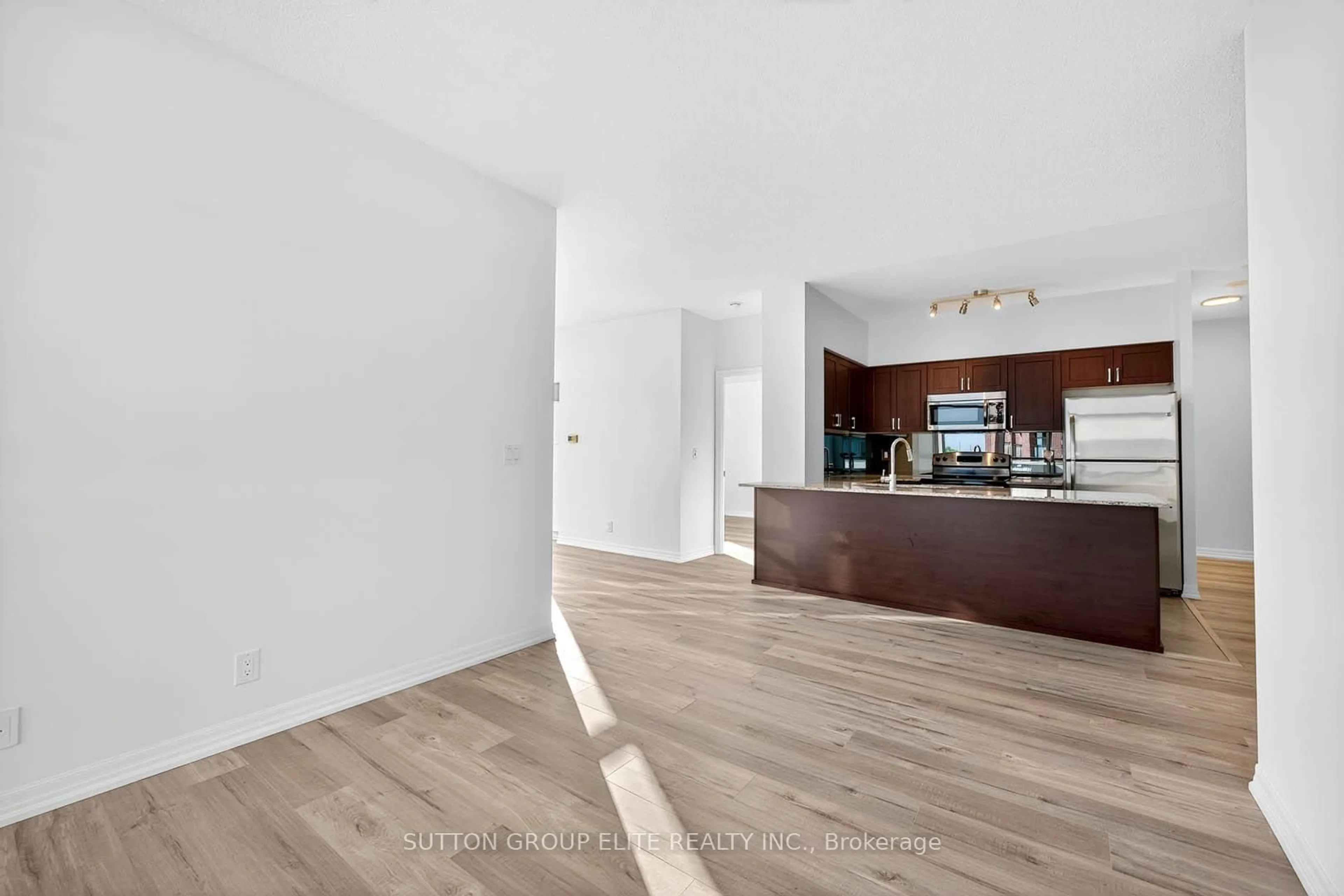 Open concept kitchen, unknown for 1940 Ironstone Dr #310, Burlington Ontario L7L 0E4