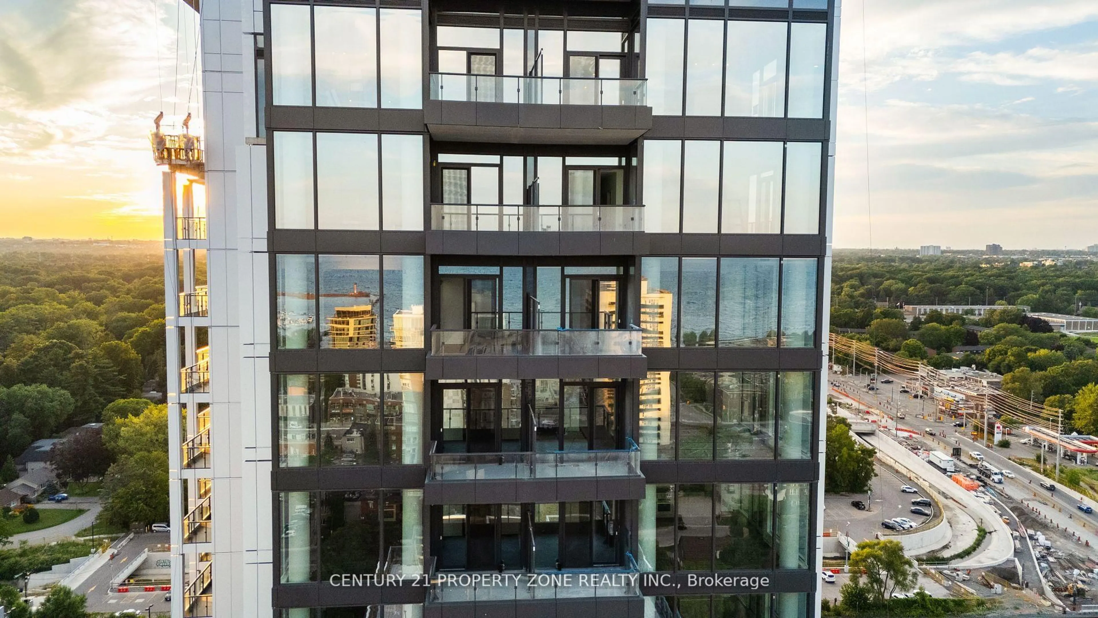 Indoor foyer for 28 Ann St #2003, Mississauga Ontario L5G 0E1