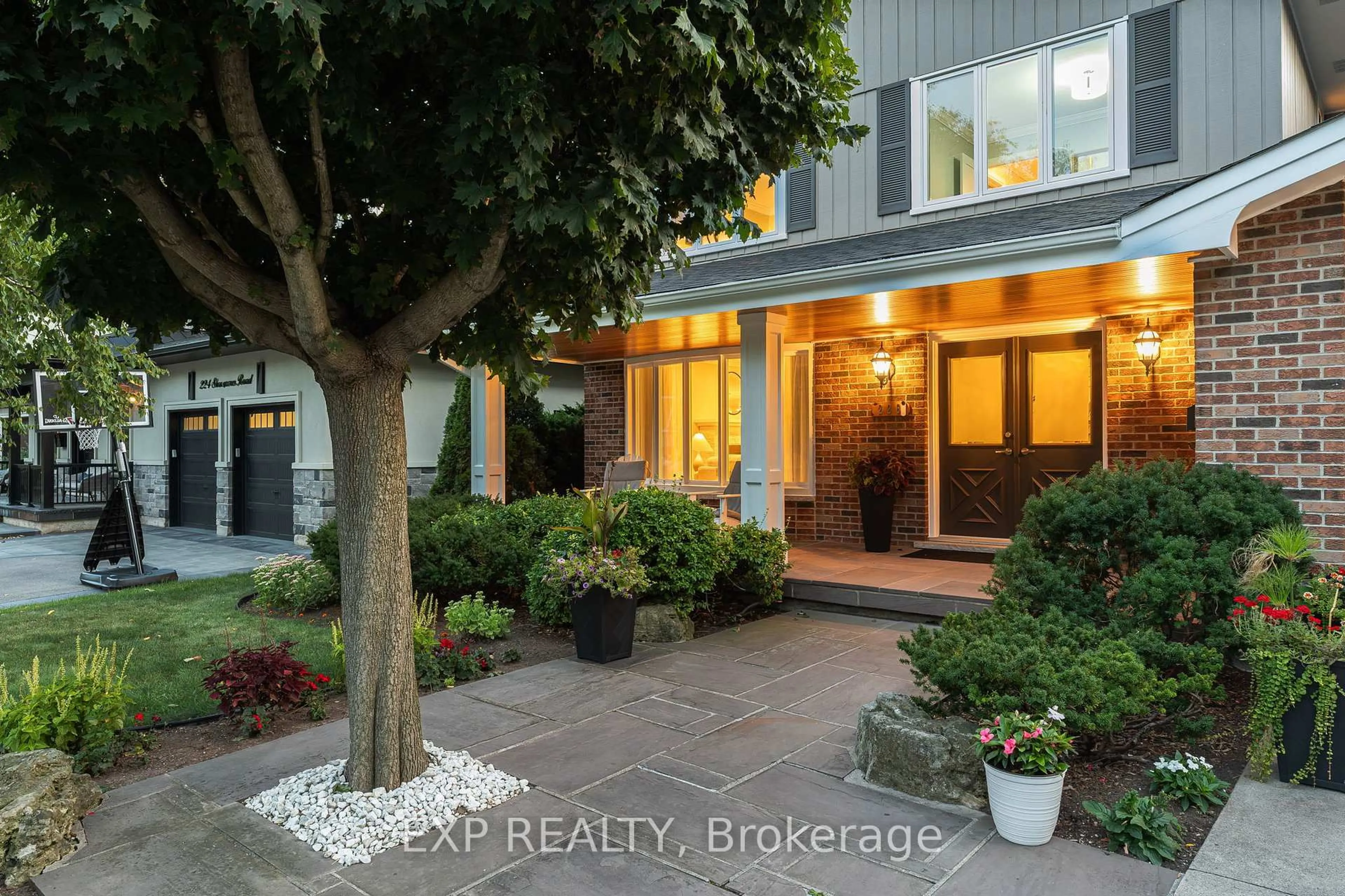 Indoor entryway for 226 Shoreacres Rd, Burlington Ontario L7L 2H2