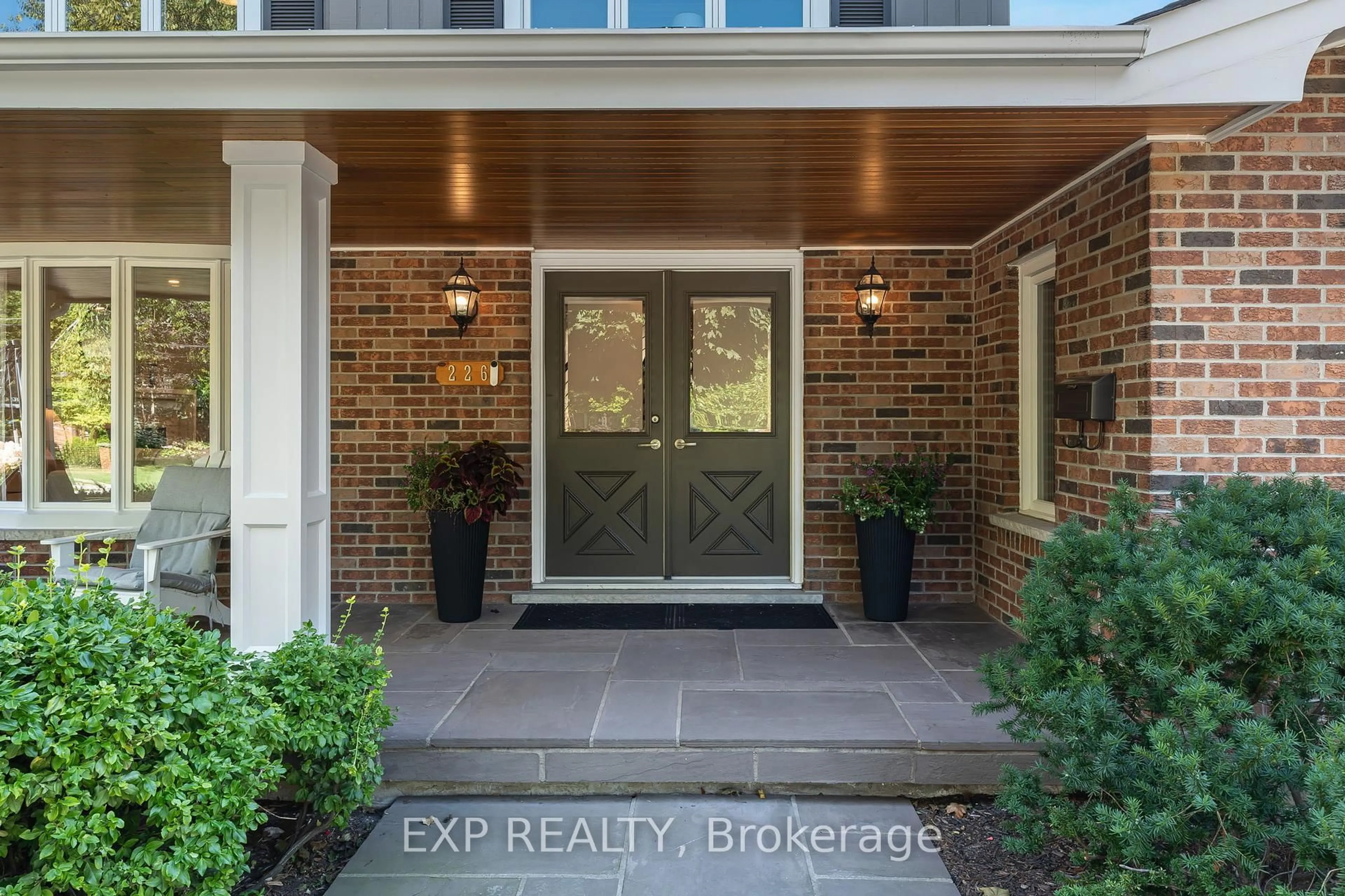 Indoor entryway for 226 Shoreacres Rd, Burlington Ontario L7L 2H2
