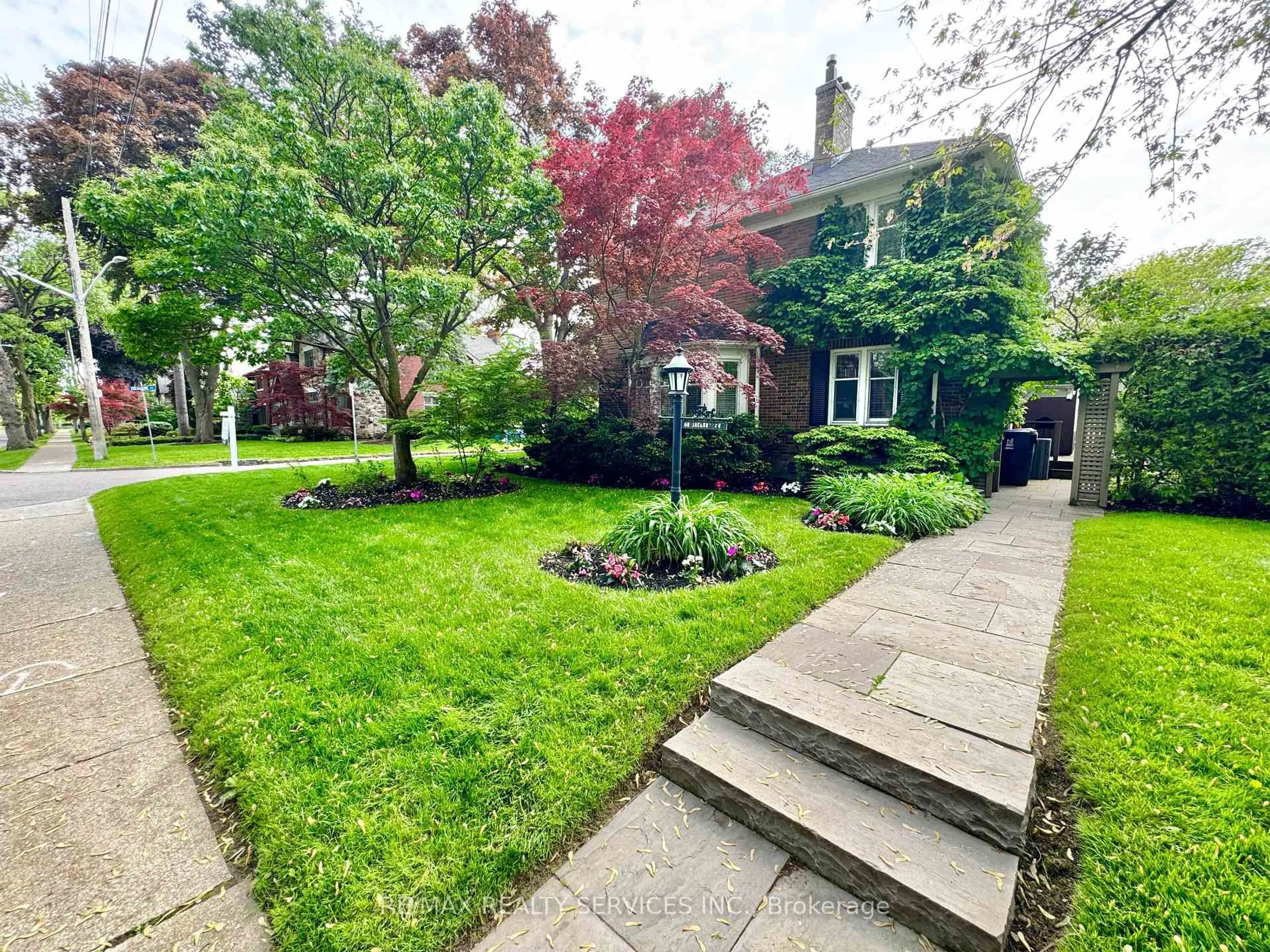 A pic from outside/outdoor area/front of a property/back of a property/a pic from drone, street for 80 Jackson Ave, Toronto Ontario M8X 2J8