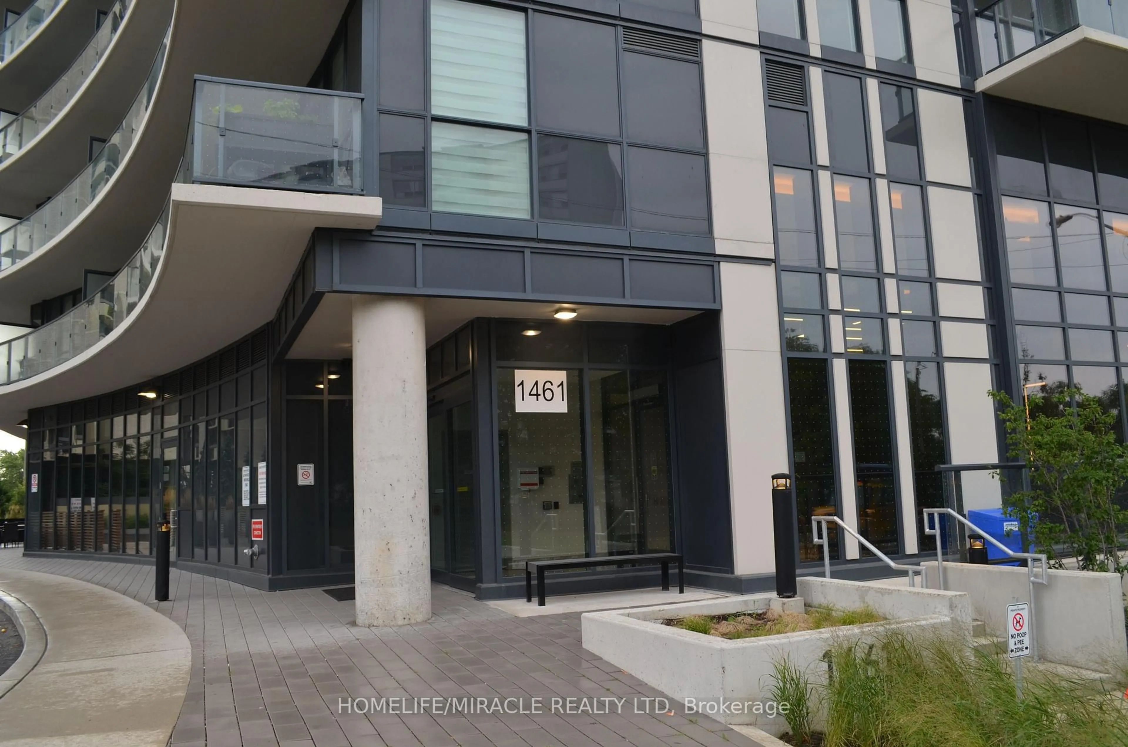 Indoor foyer for 1461 Lawrence Ave #1305, Toronto Ontario M6L 0A6
