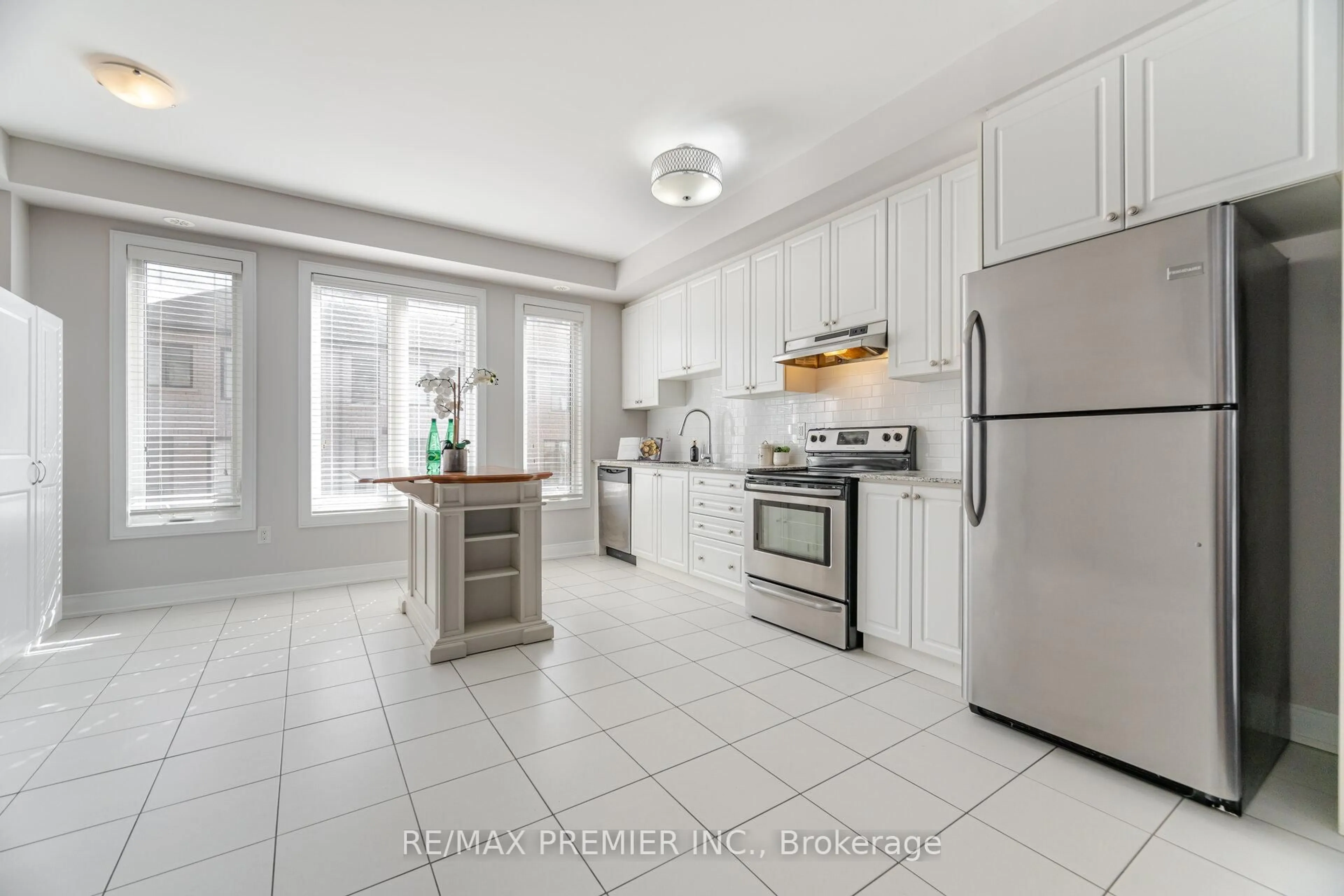 Open concept kitchen, ceramic/tile floor for 1204 Beachcomber Rd, Mississauga Ontario L5G 0B5