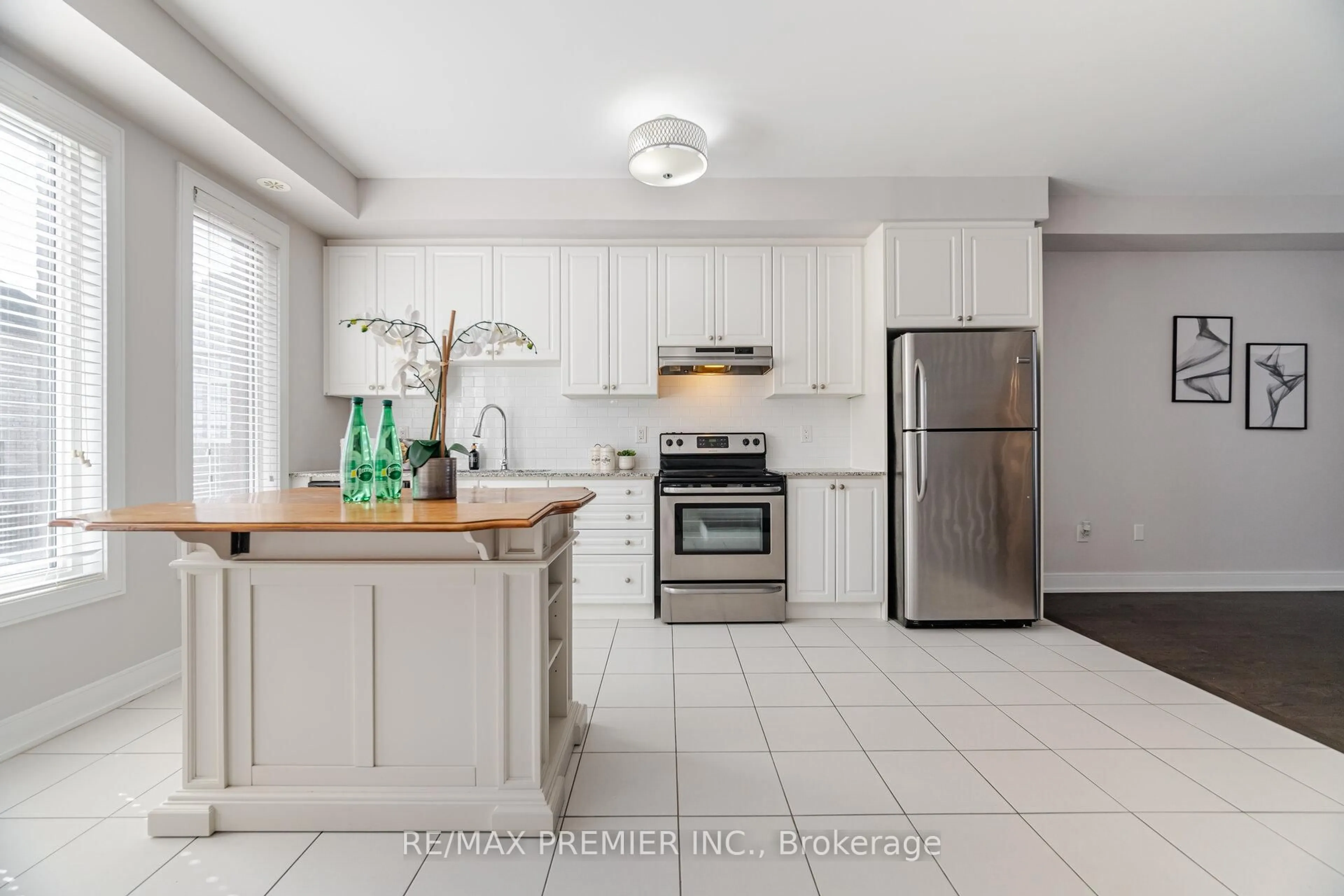 Open concept kitchen, ceramic/tile floor for 1204 Beachcomber Rd, Mississauga Ontario L5G 0B5