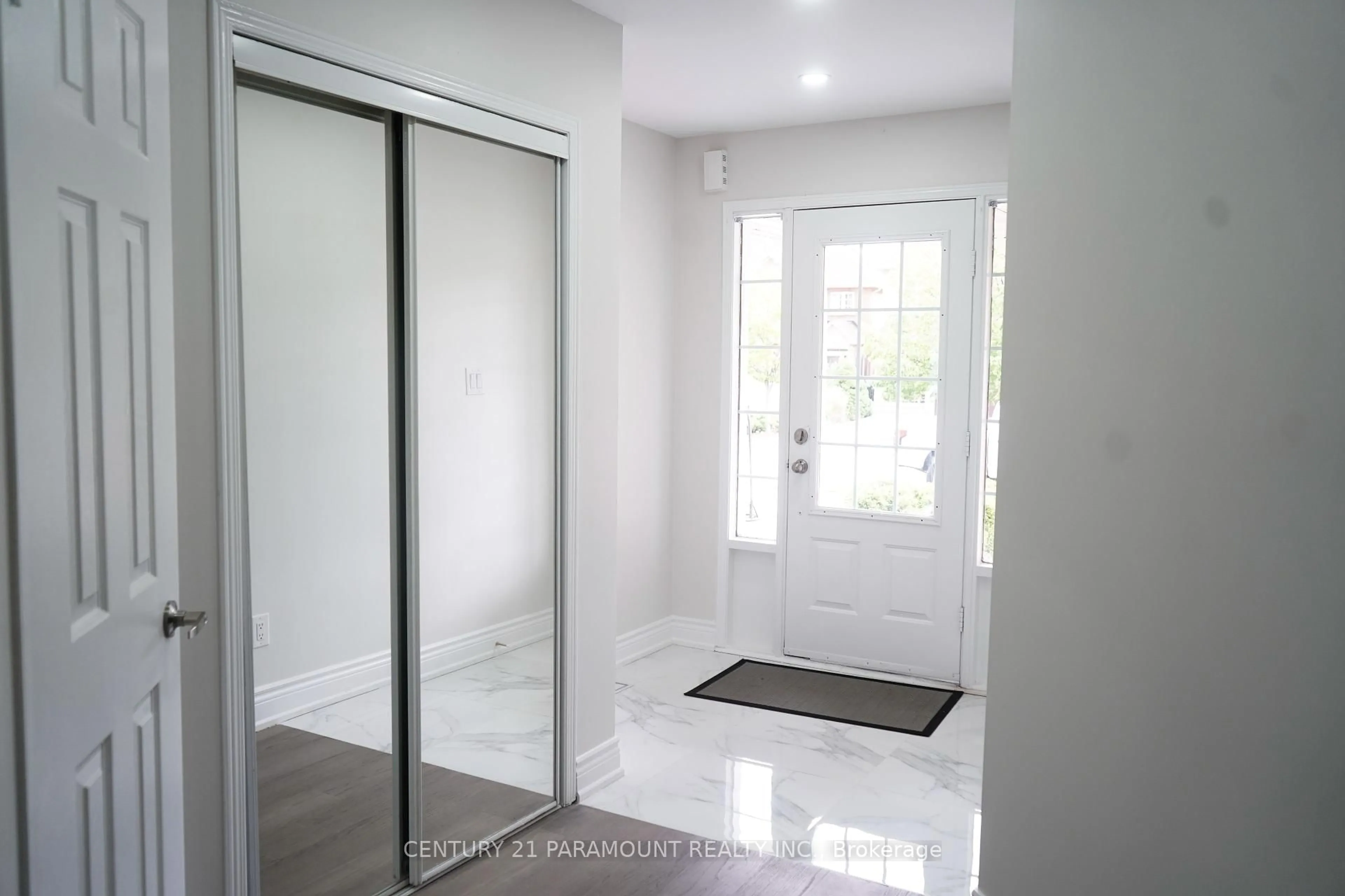 Indoor entryway for 7544 Black Walnut Tr, Mississauga Ontario L5N 8A9