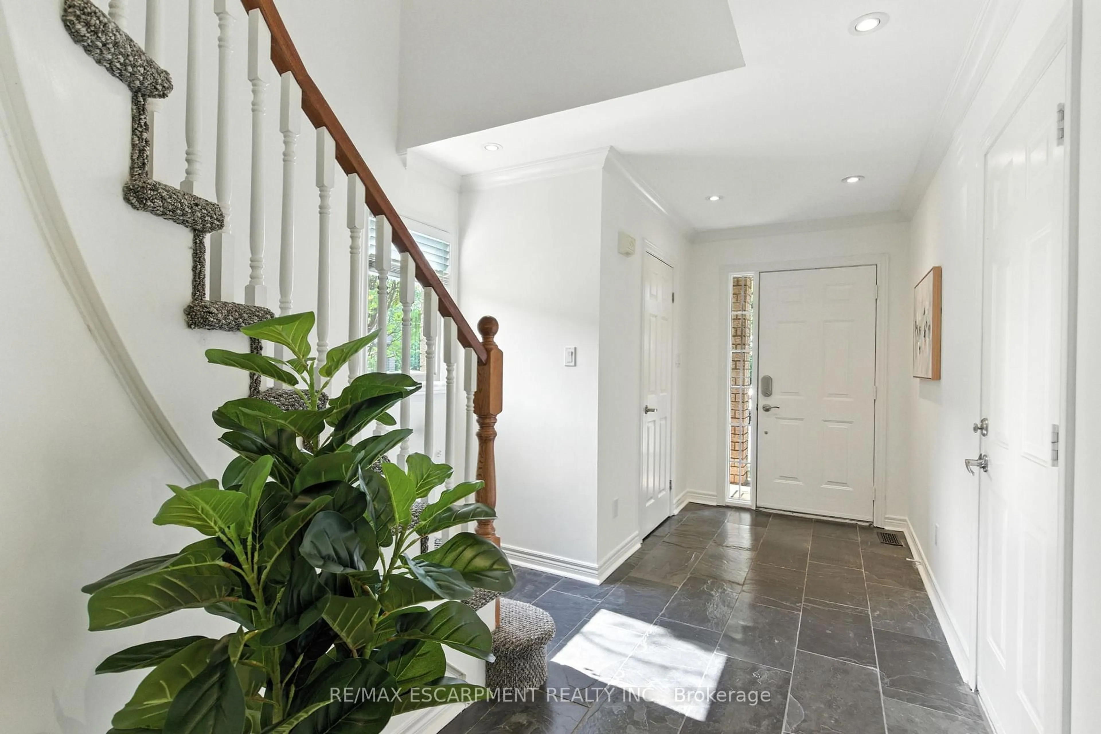 Indoor entryway for 1245 Stephenson Dr #16, Burlington Ontario L7S 2L9