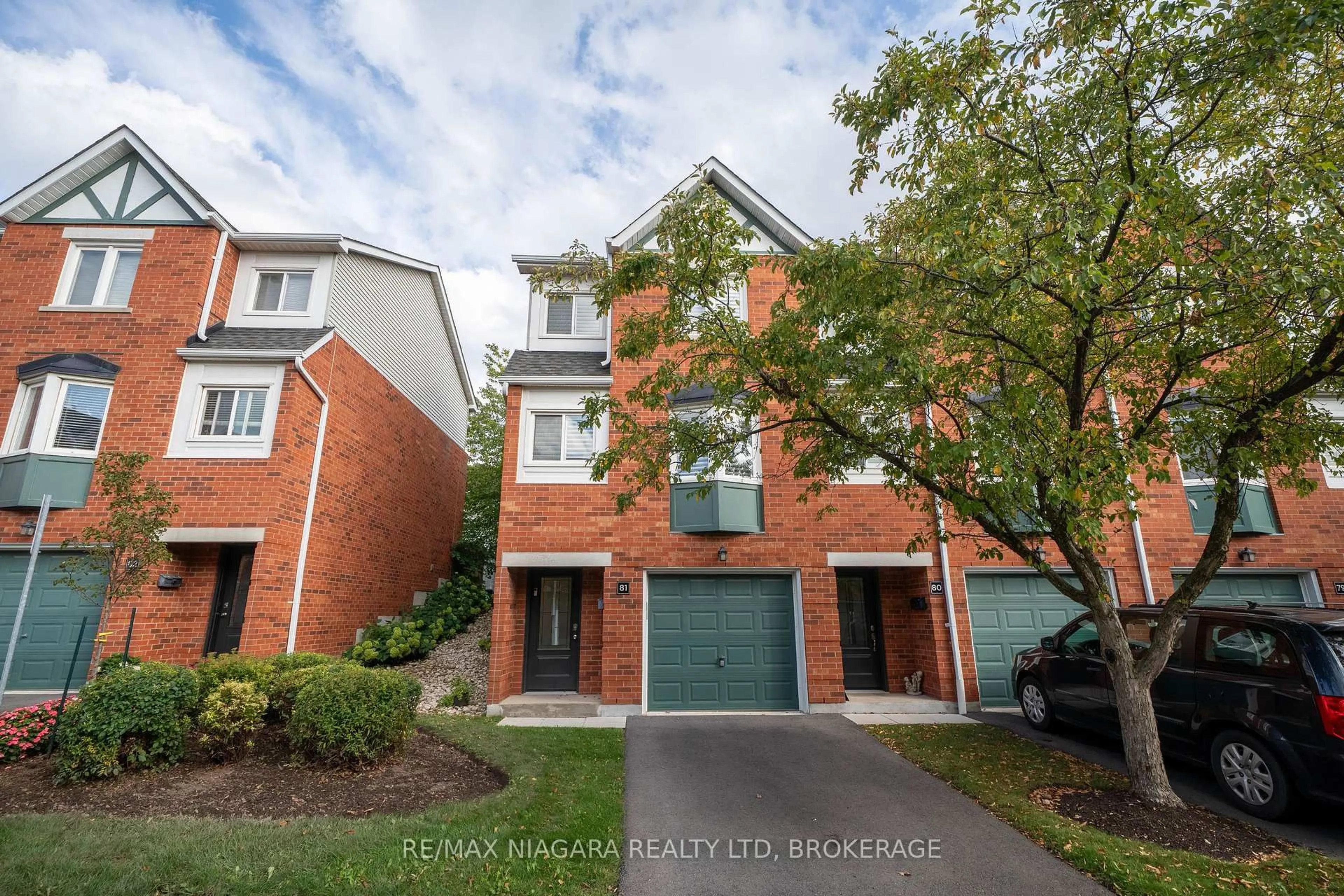 A pic from outside/outdoor area/front of a property/back of a property/a pic from drone, street for 2300 Brays Lane #81, Oakville Ontario L6M 3J9