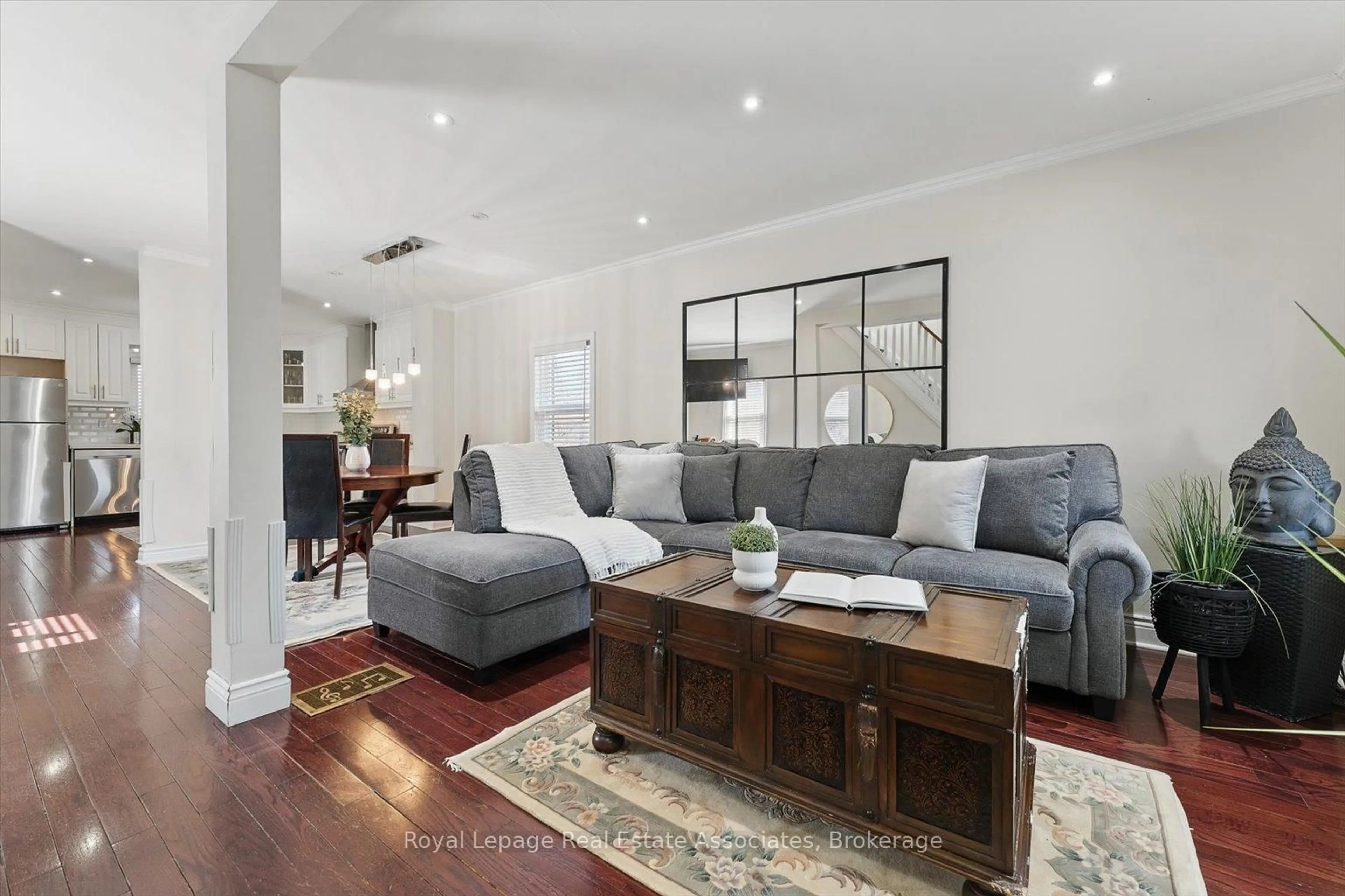 Living room with furniture, unknown for 1106 Haig Blvd, Mississauga Ontario L5E 2M5