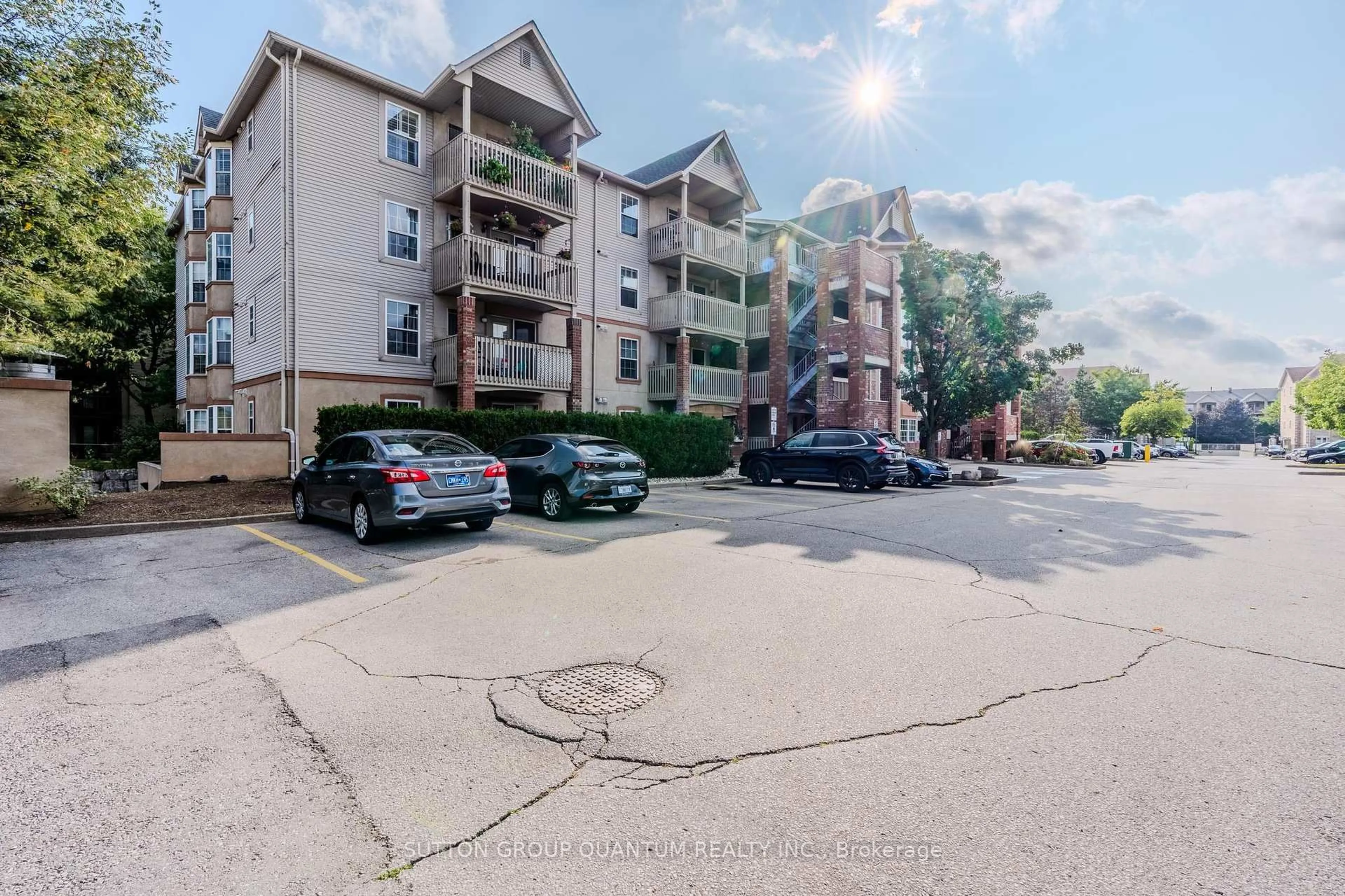 A pic from outside/outdoor area/front of a property/back of a property/a pic from drone, street for 4013 Kilmer Dr #112, Burlington Ontario L7M 4M3