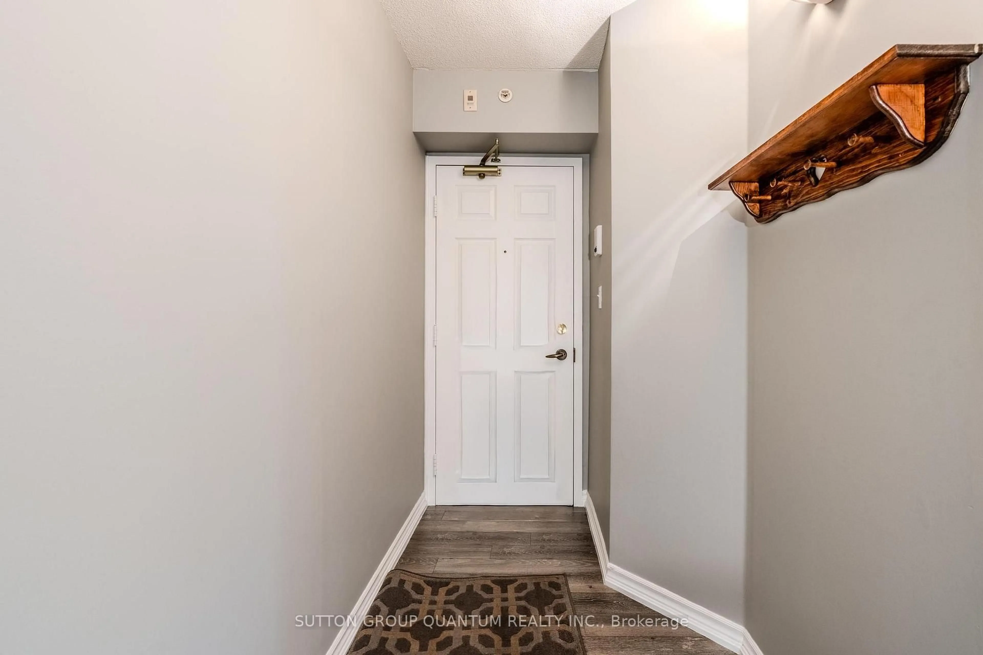 Indoor entryway for 4013 Kilmer Dr #112, Burlington Ontario L7M 4M3