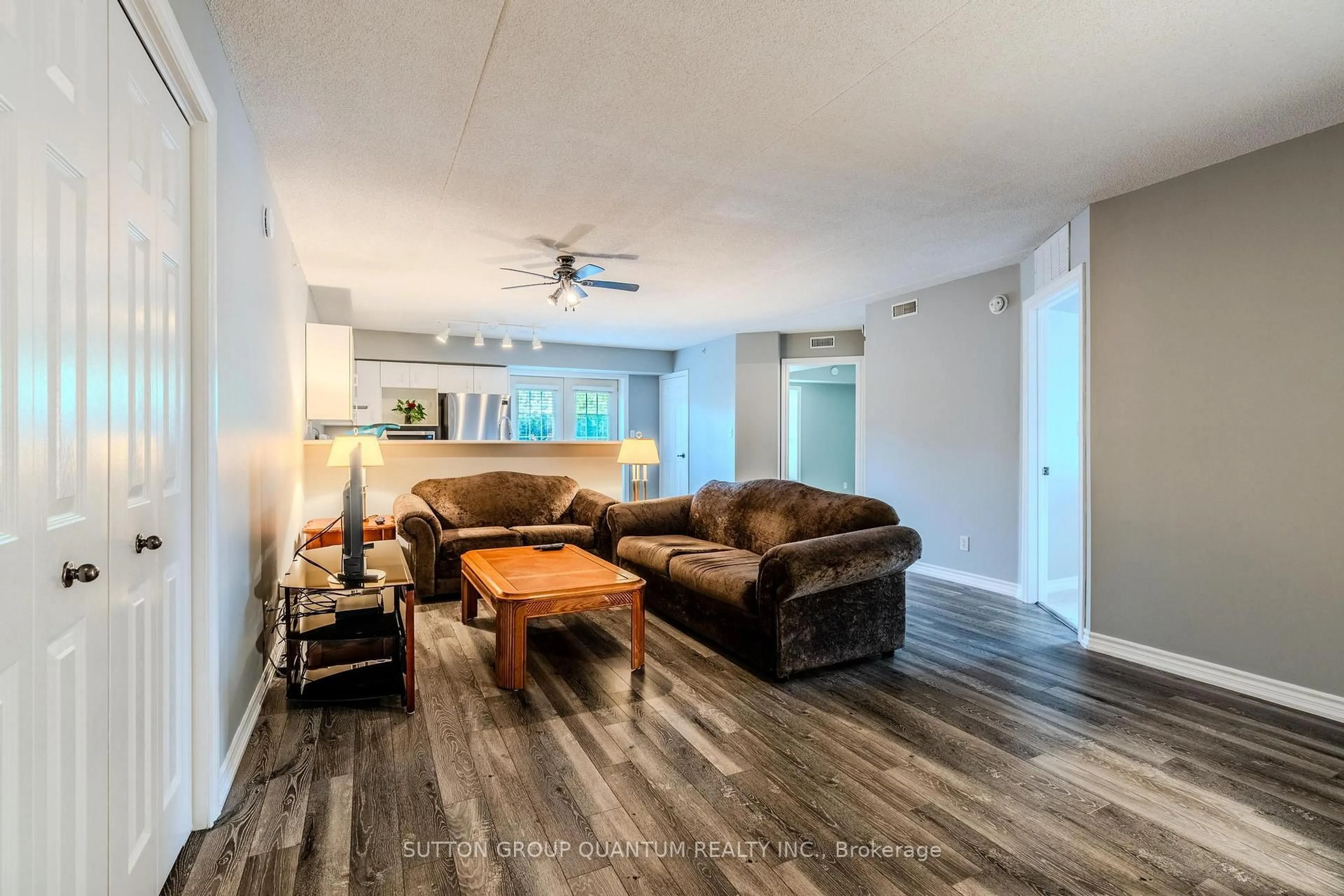 Living room with furniture, unknown for 4013 Kilmer Dr #112, Burlington Ontario L7M 4M3