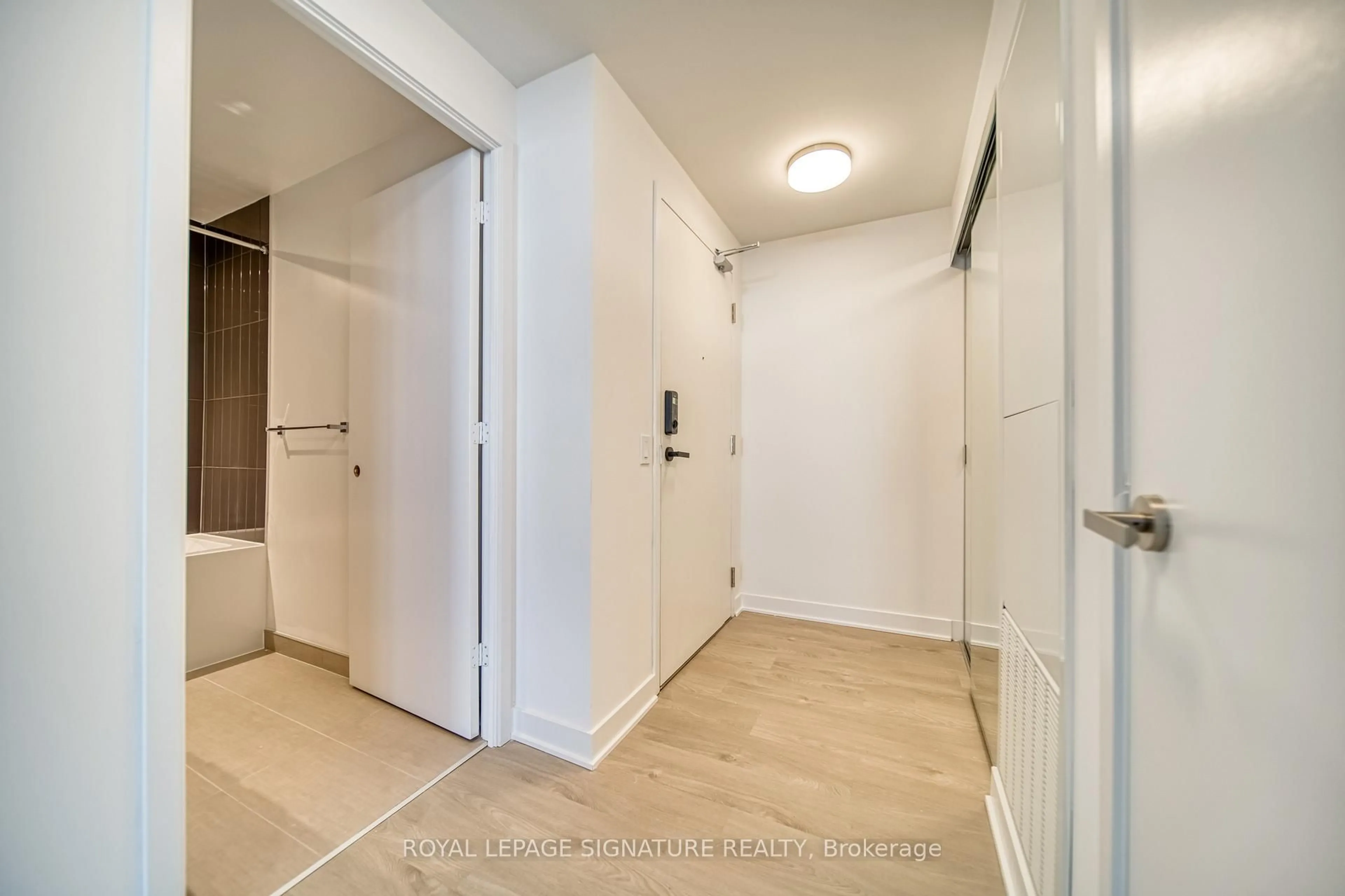 Indoor entryway for 3900 Confederation Pkwy #4503, Mississauga Ontario L5B 0M3