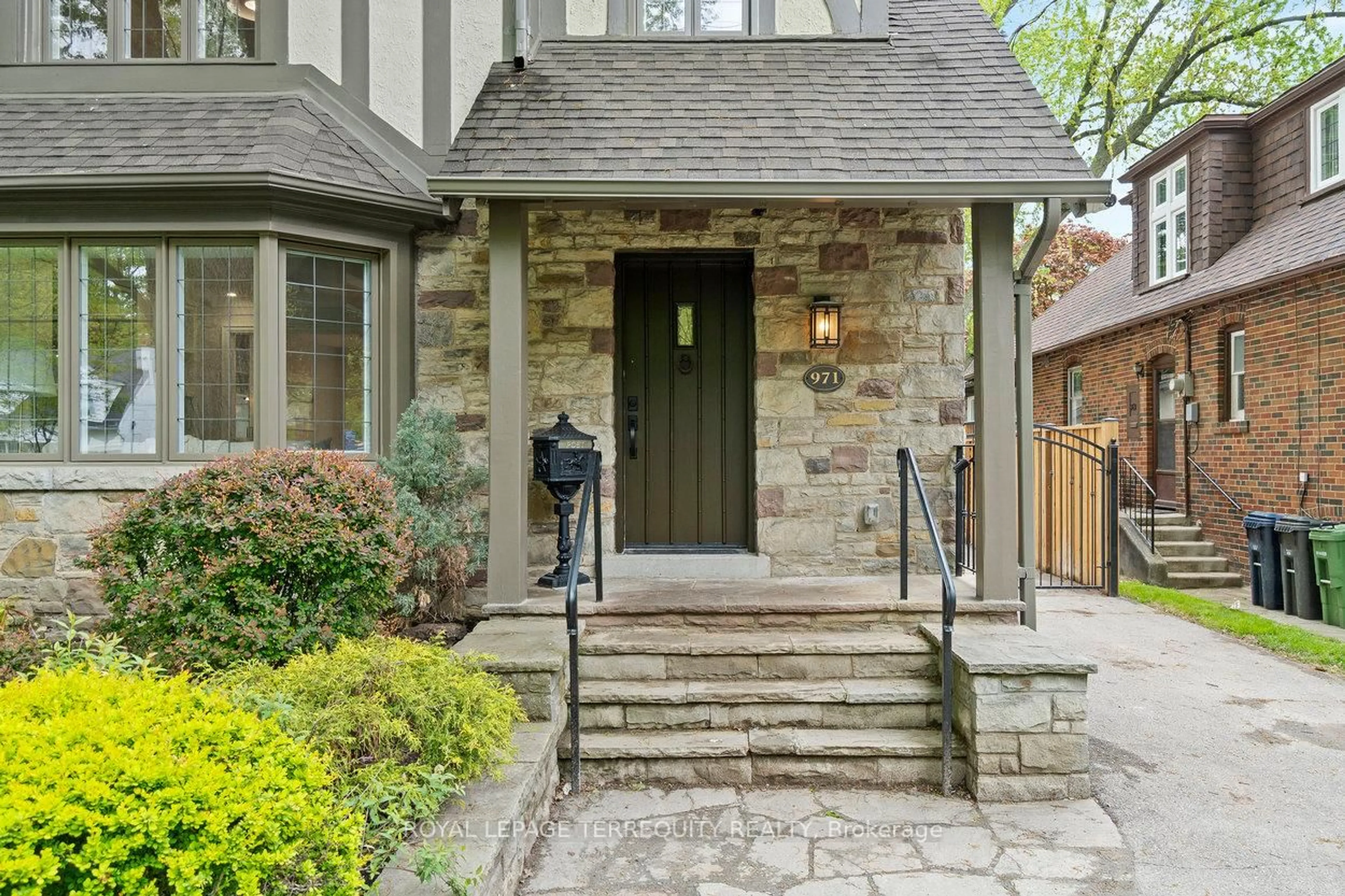 Indoor entryway for 971 Royal York Rd, Toronto Ontario M8X 2E8