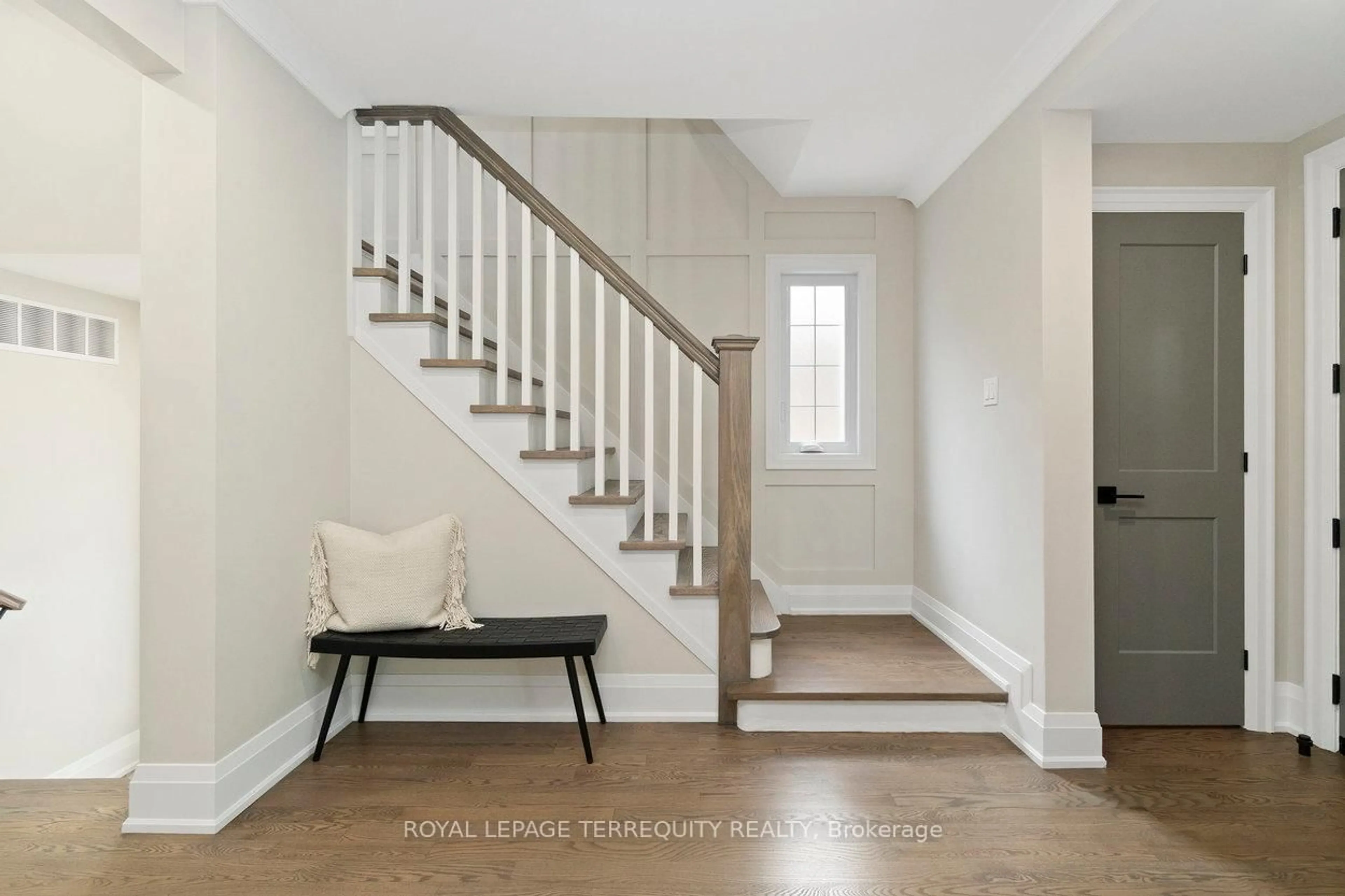Indoor entryway for 971 Royal York Rd, Toronto Ontario M8X 2E8