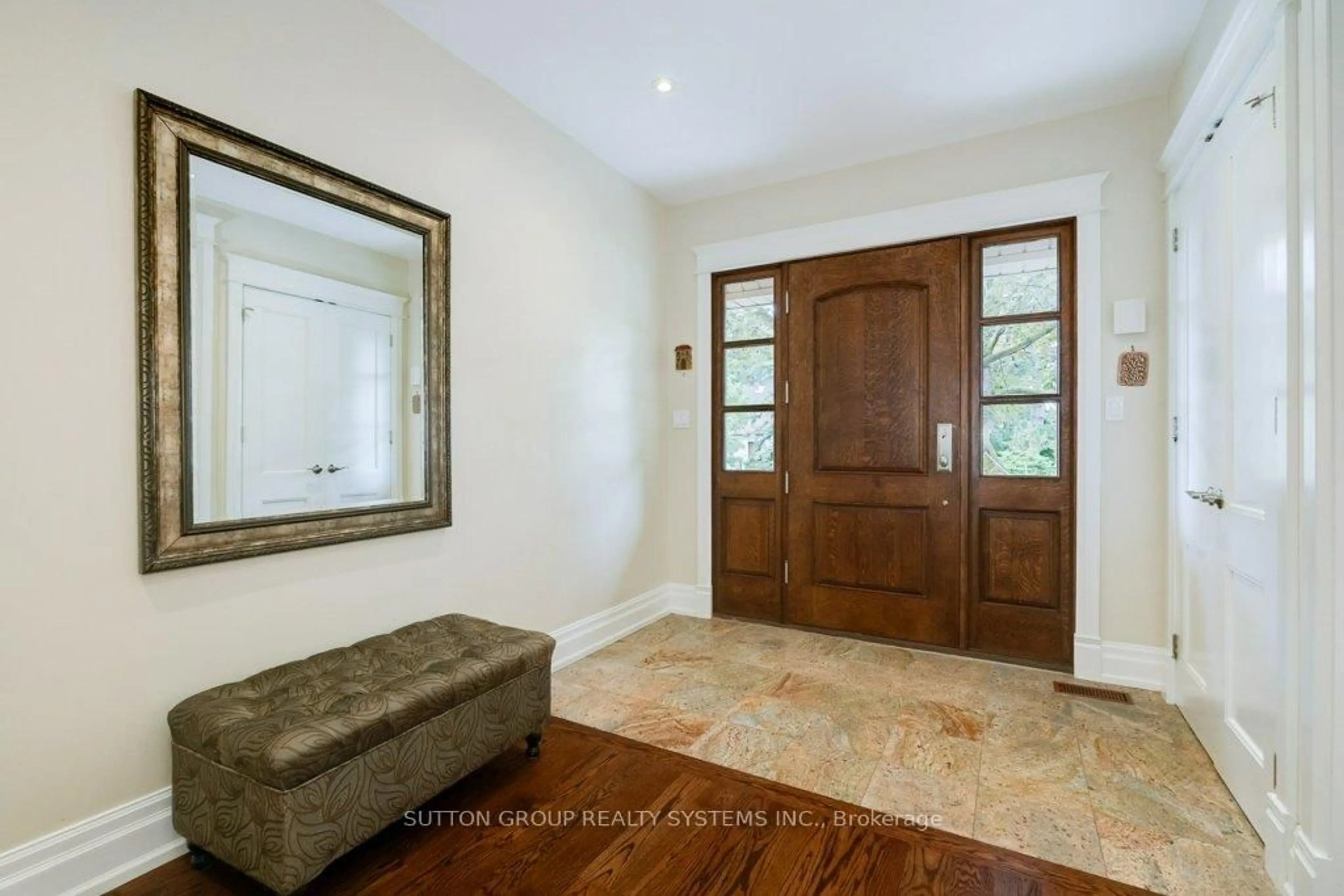 Indoor entryway for 101 Perry Cres, Toronto Ontario M9A 1K4