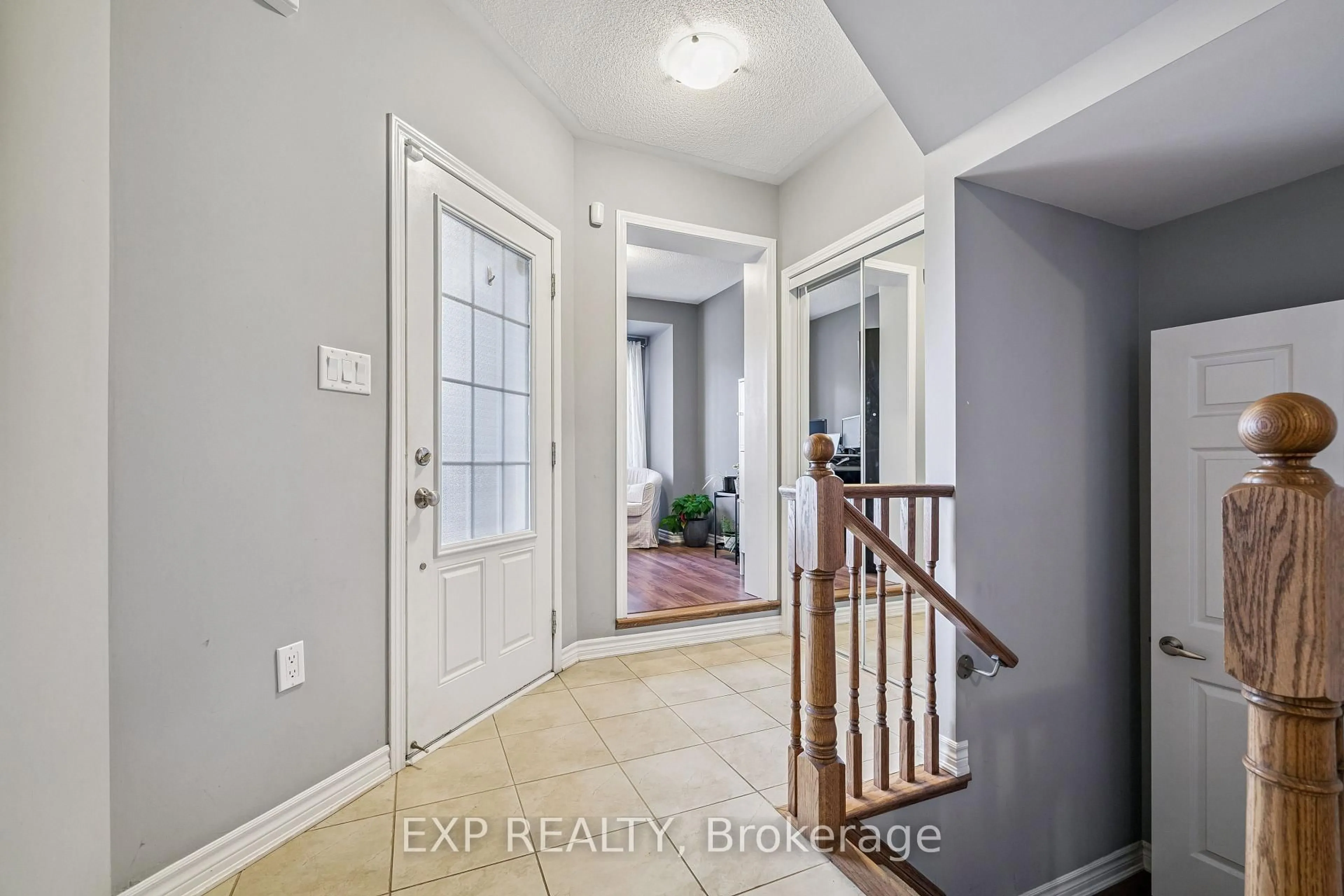 Indoor entryway for 476 Yates Dr, Milton Ontario L9T 0M5