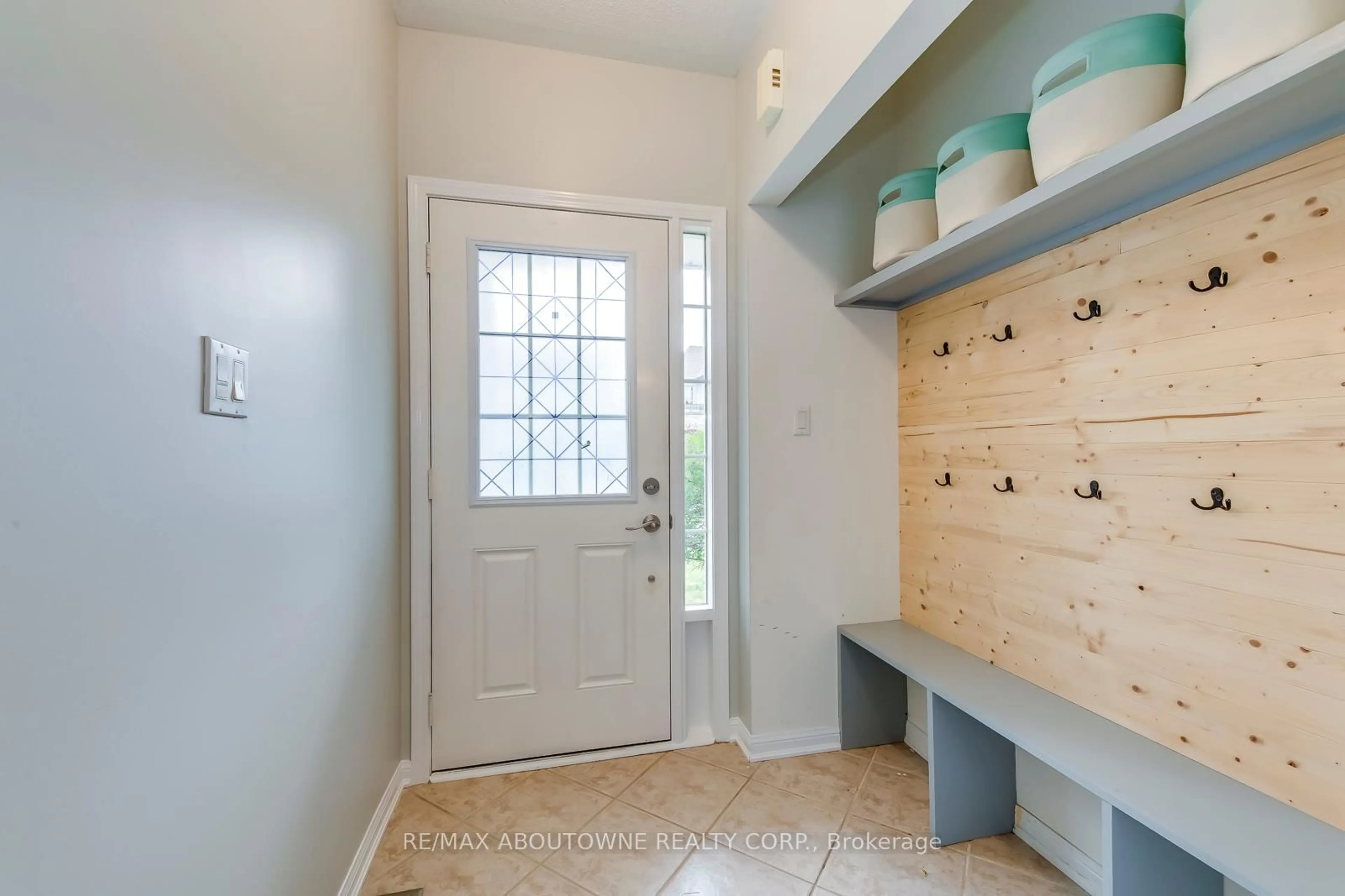 Indoor entryway for 2457 Springforest Dr, Oakville Ontario L6M 0A1