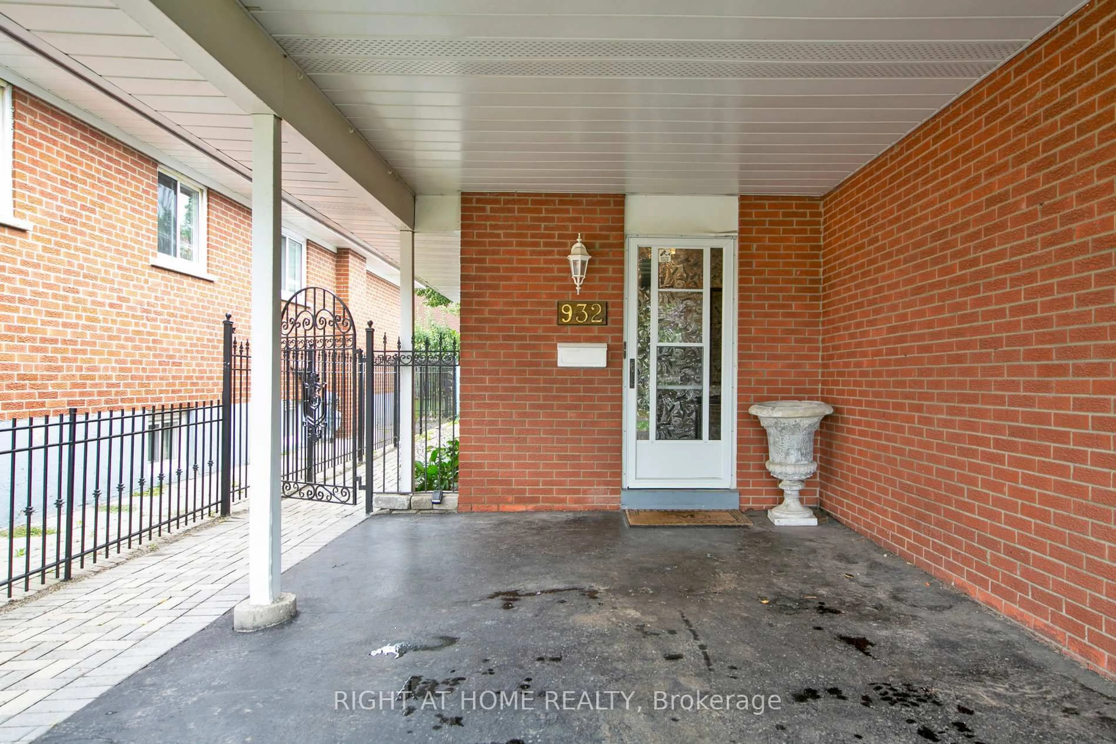 Indoor entryway for 932 Flagship Dr, Mississauga Ontario L4Y 2J4