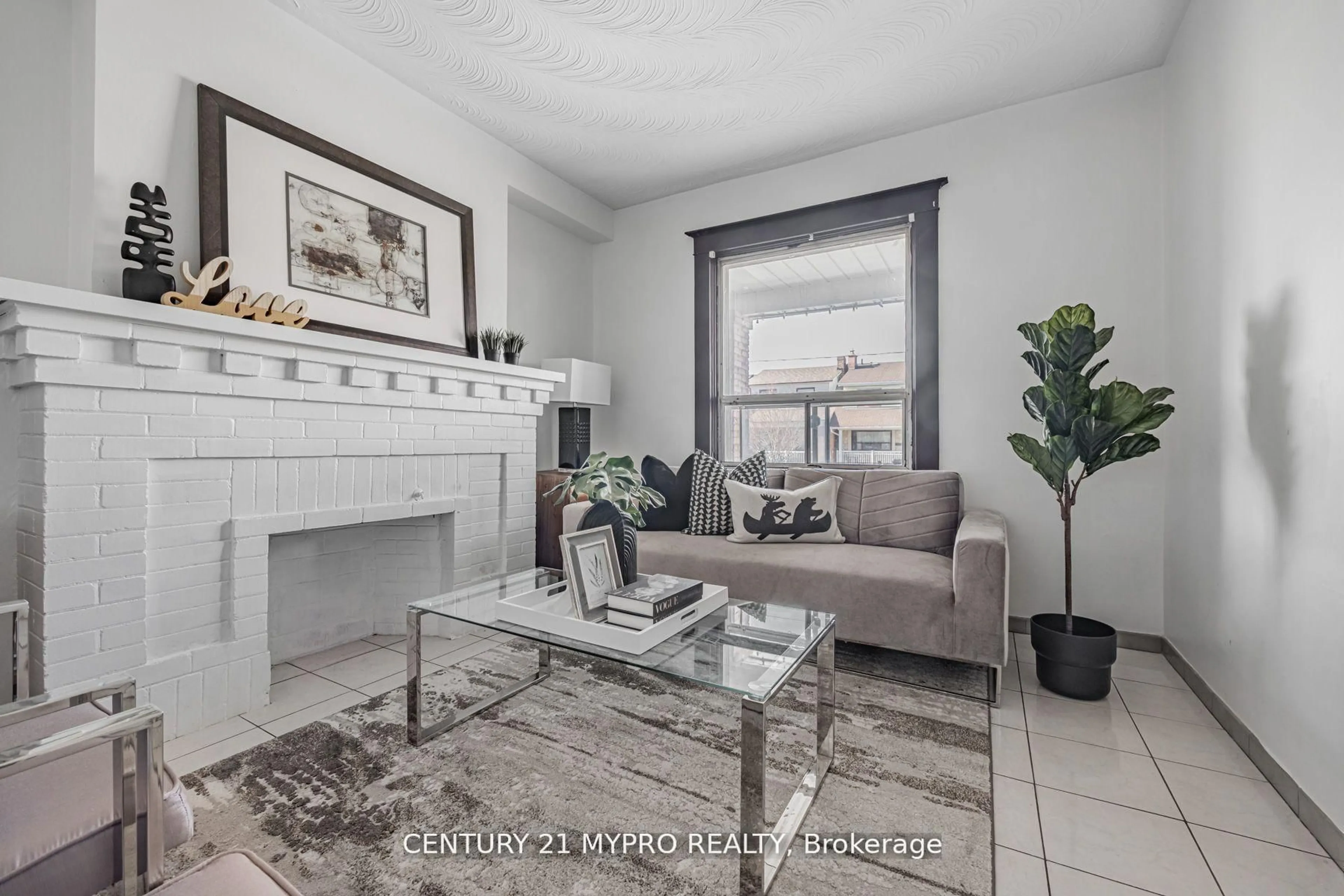 Living room with furniture, unknown for 1943 Dufferin St, Toronto Ontario M6E 3P8