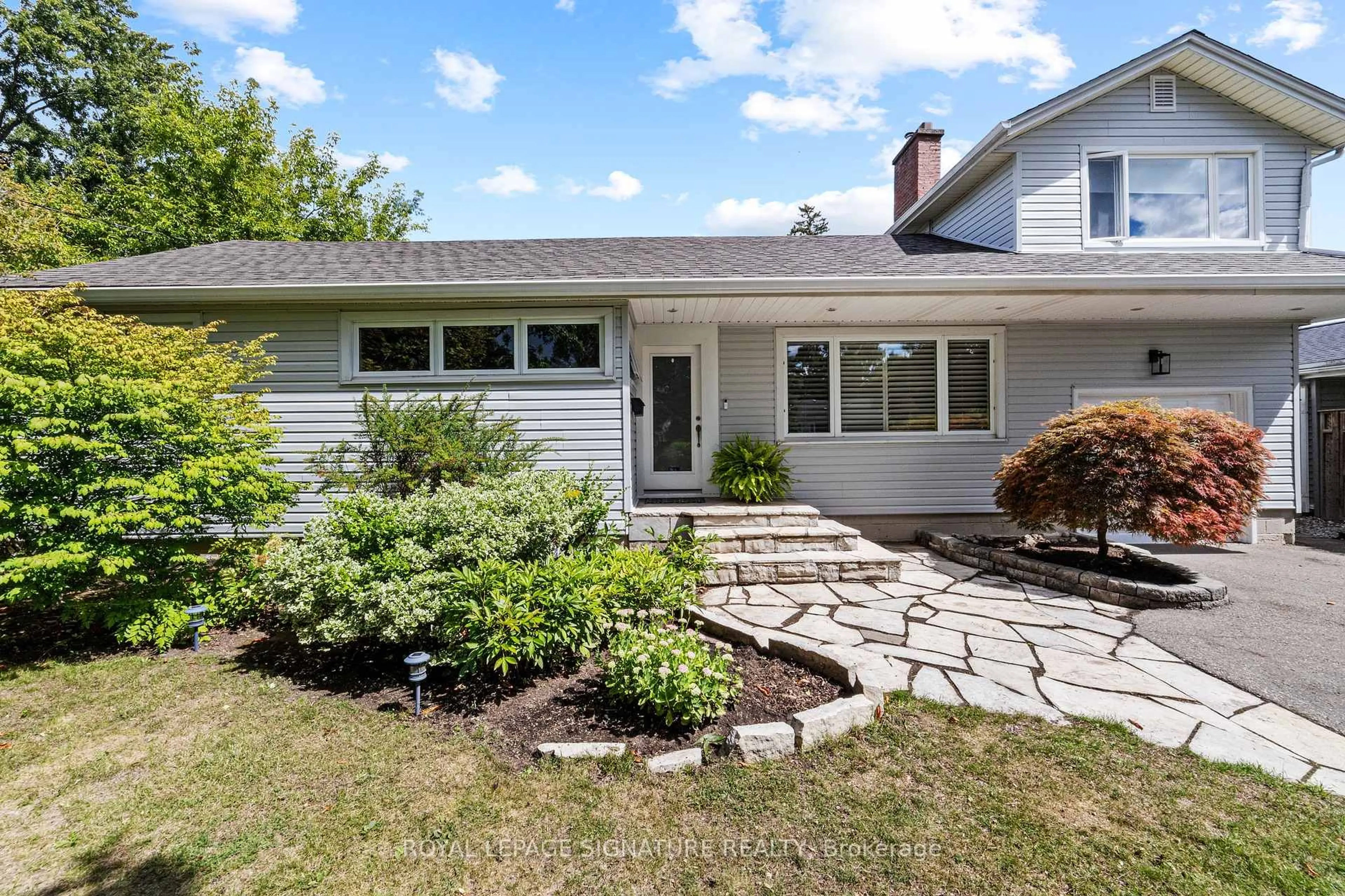 Home with vinyl exterior material, street for 45 Crescent Rd, Oakville Ontario L6K 1W3