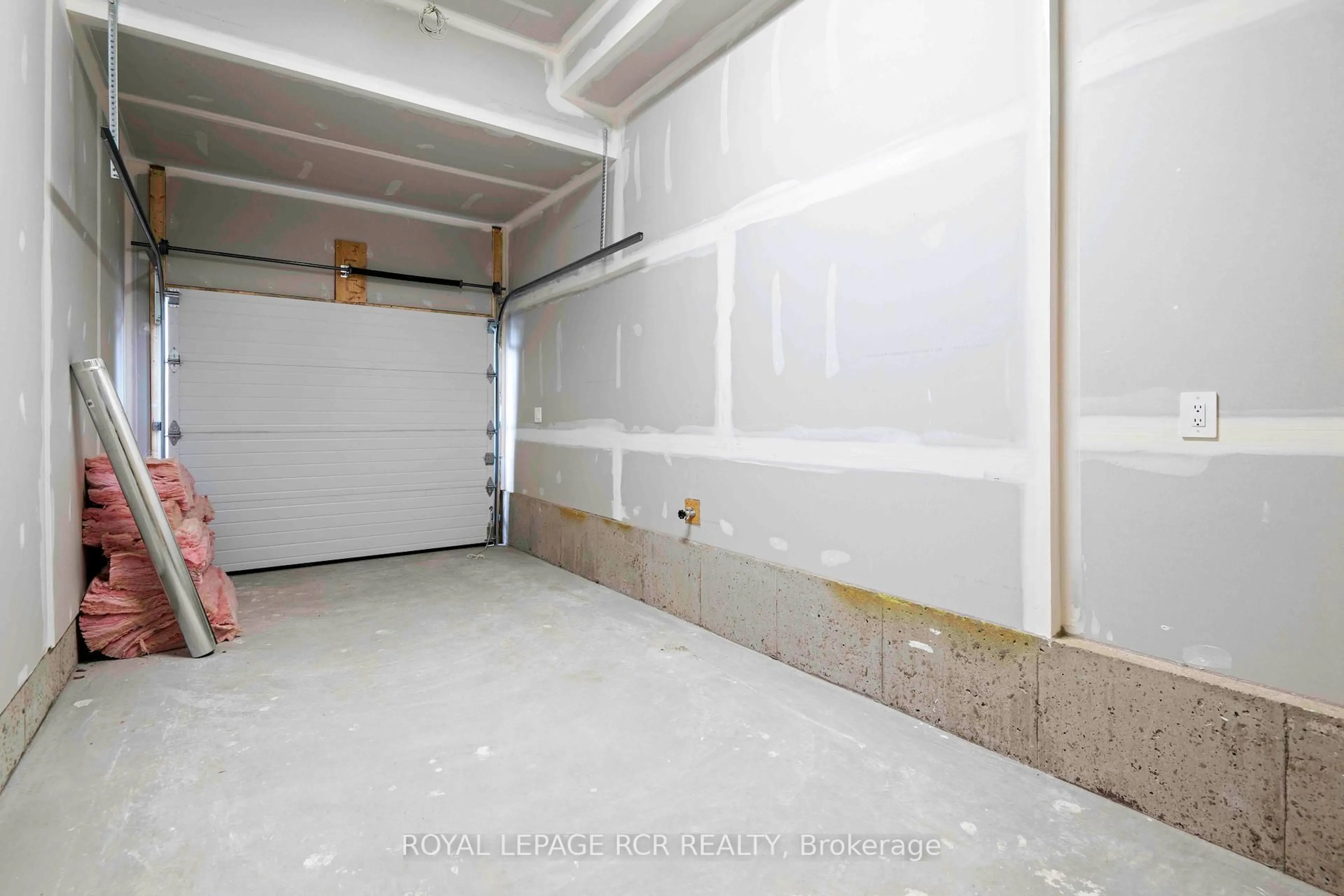 Indoor garage for 690 Broadway #28, Orangeville Ontario L9W 5C8