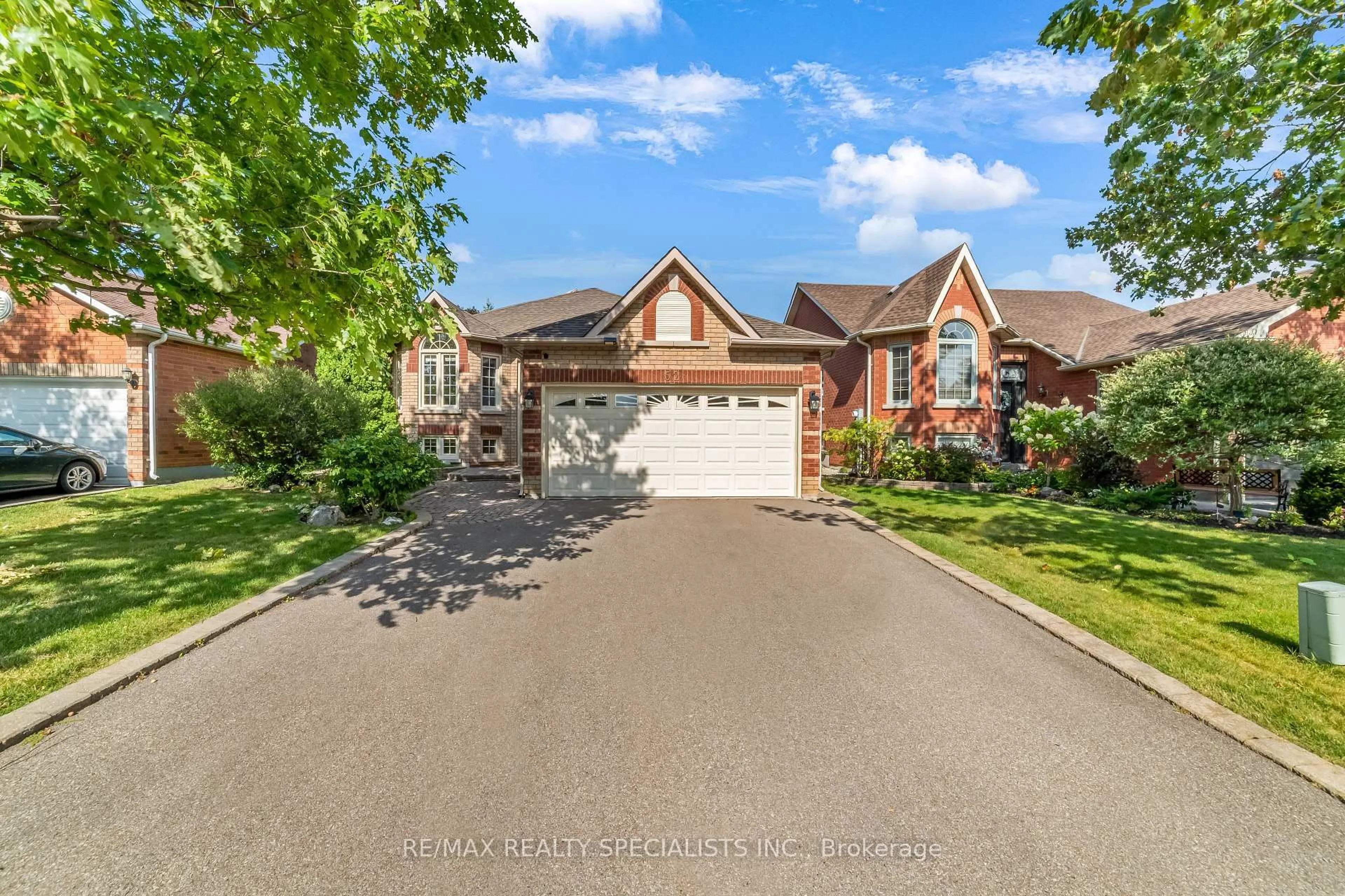 A pic from outside/outdoor area/front of a property/back of a property/a pic from drone, street for 52 Buffridge Tr, Brampton Ontario L7A 1H8
