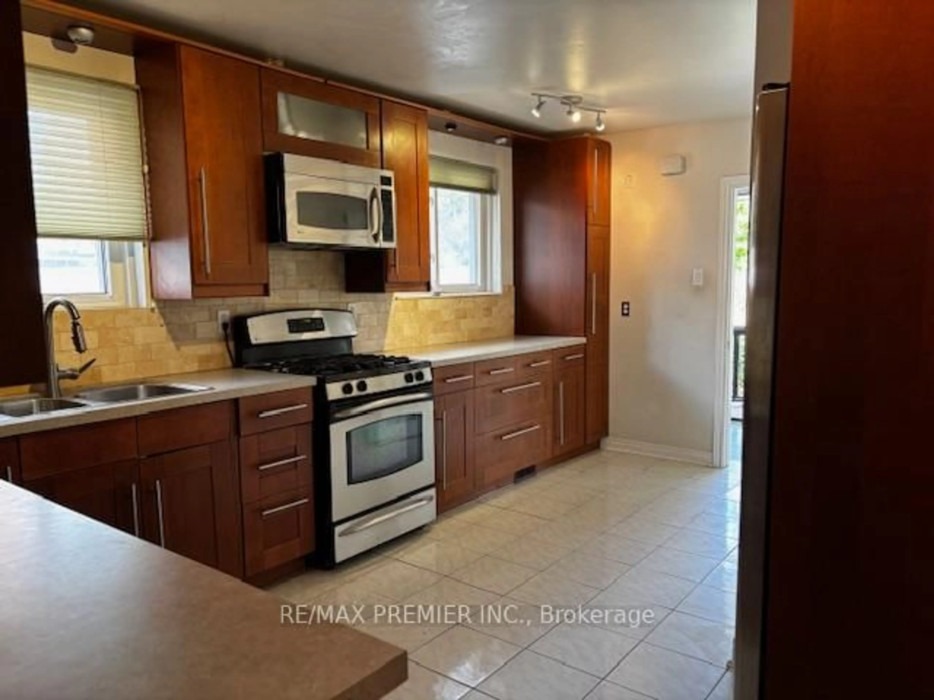 Standard kitchen, ceramic/tile floor for 14 Madron Cres, Toronto Ontario M3J 1H9