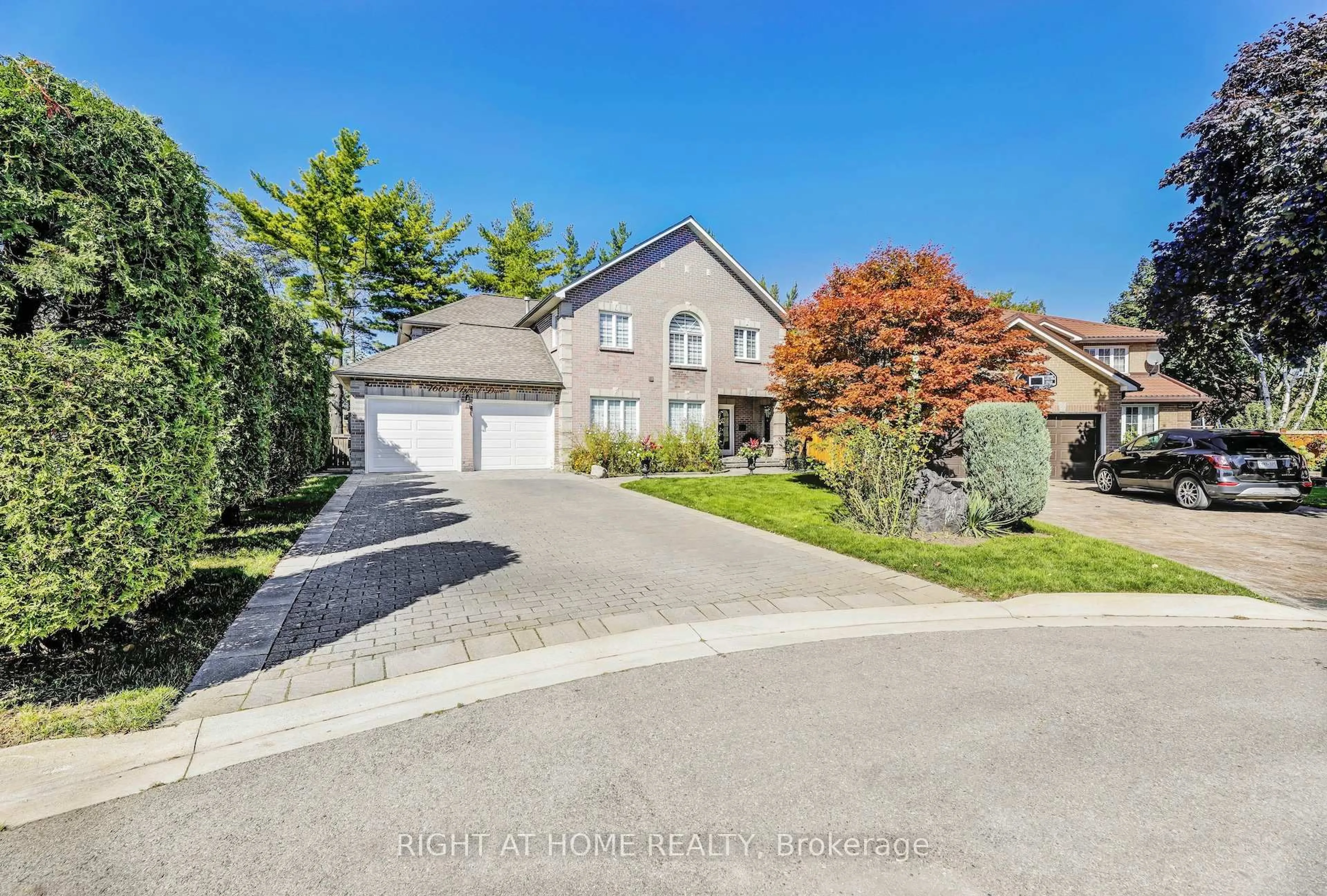 A pic from outside/outdoor area/front of a property/back of a property/a pic from drone, street for 1665 Asgard Dr, Mississauga Ontario L5E 3G5