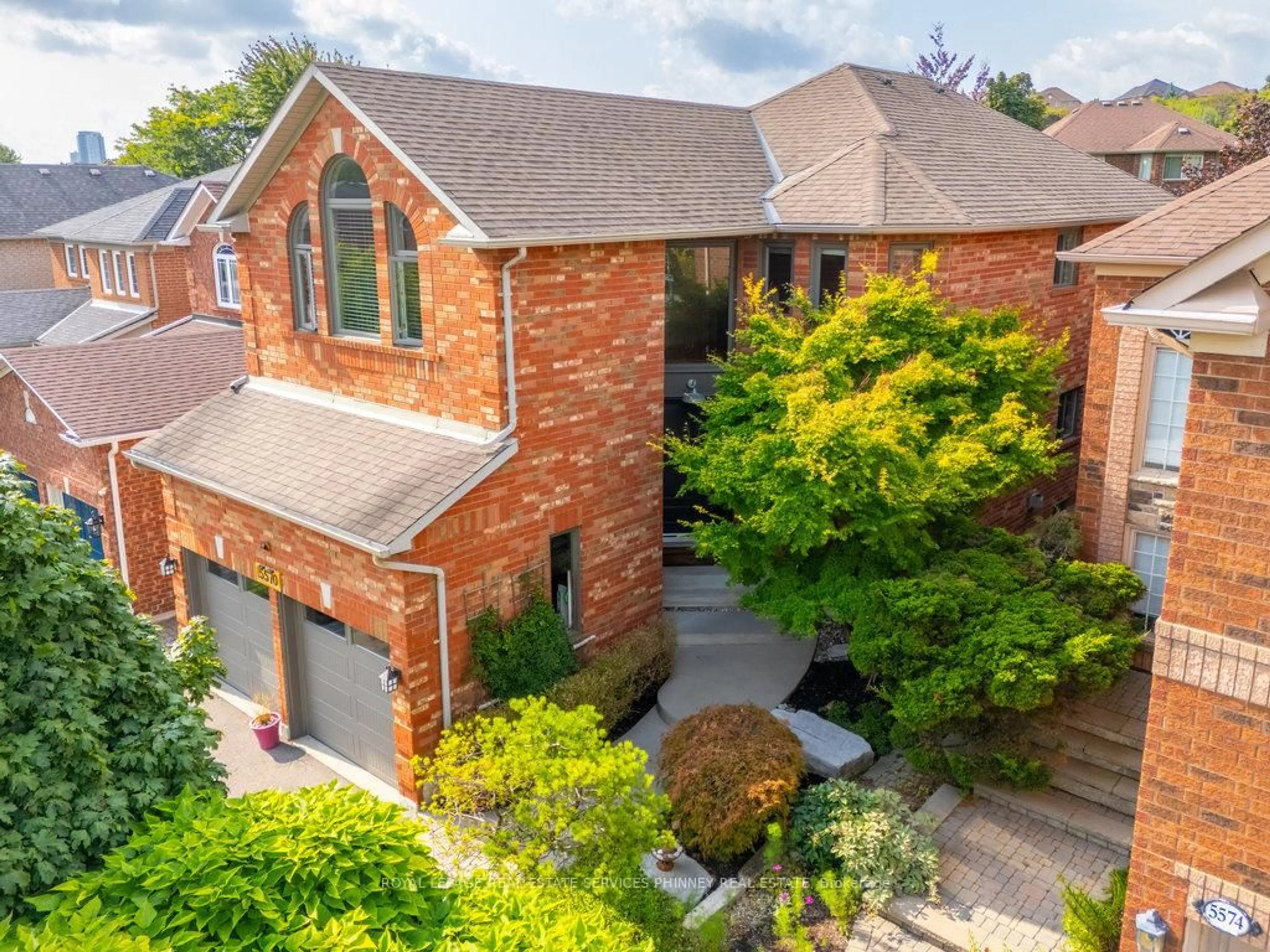 A pic from outside/outdoor area/front of a property/back of a property/a pic from drone, street for 5570 Mcfarren Blvd, Mississauga Ontario L5M 5X8