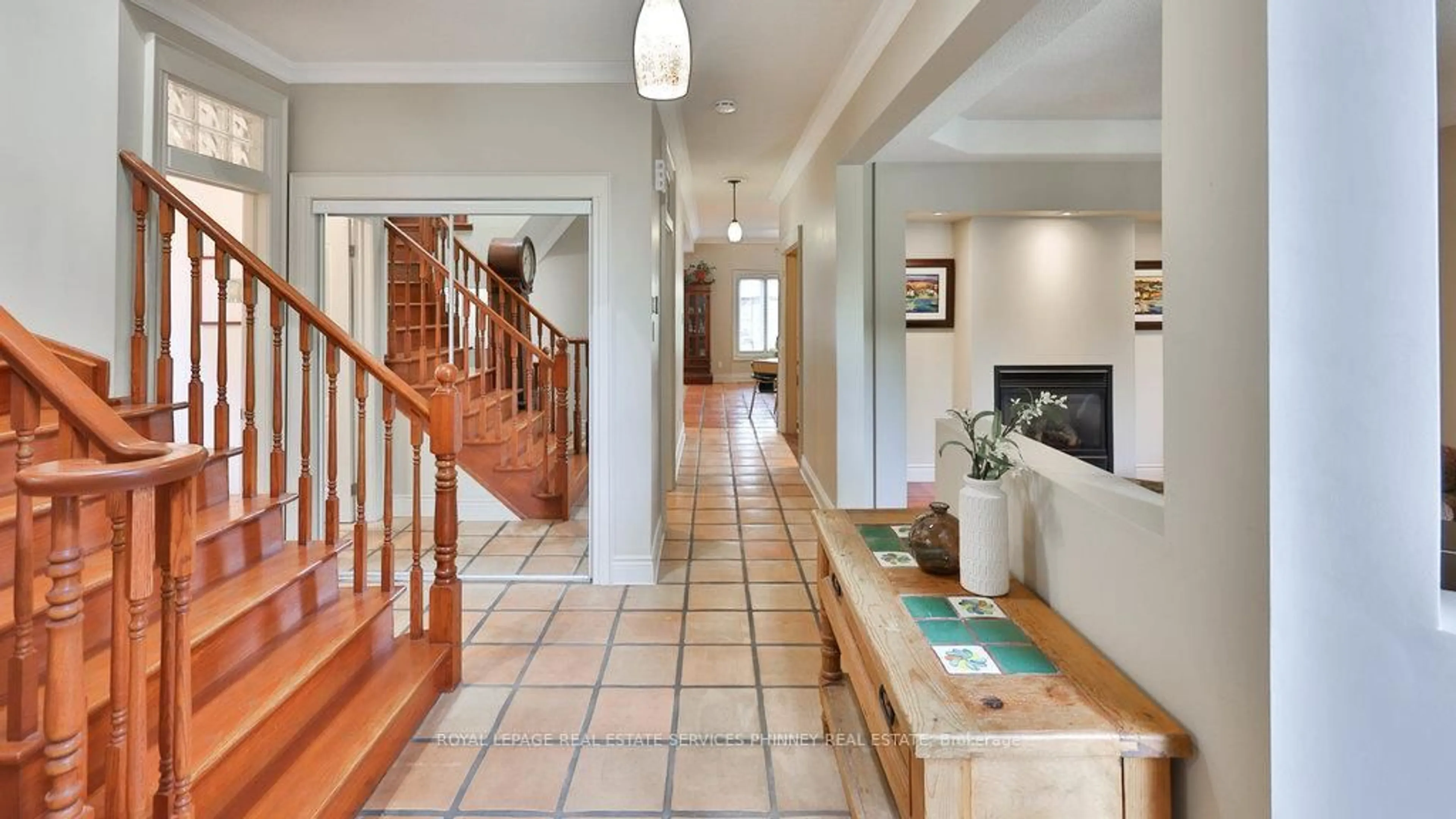 Indoor foyer for 5570 Mcfarren Blvd, Mississauga Ontario L5M 5X8