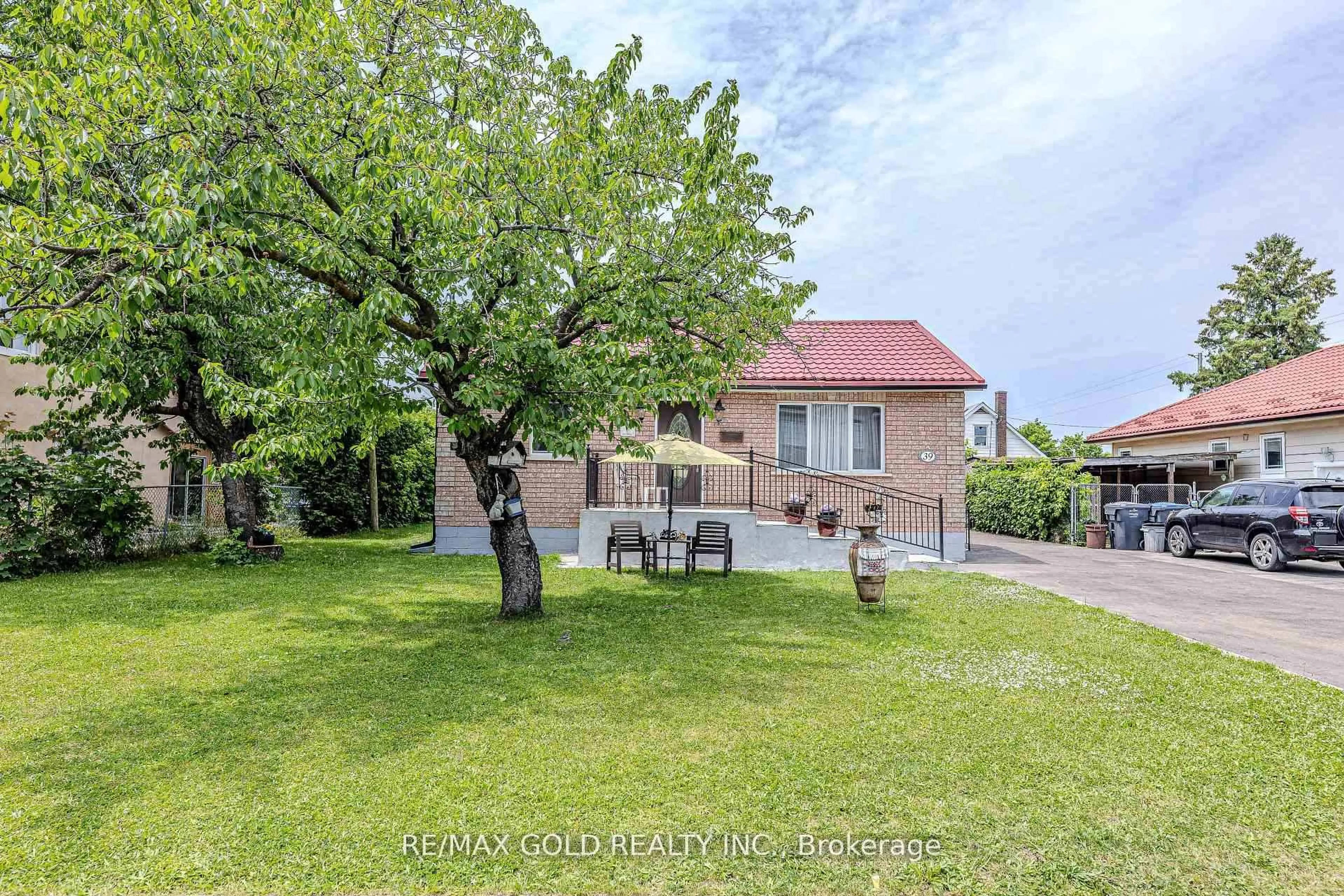 A pic from outside/outdoor area/front of a property/back of a property/a pic from drone, street for 39 Harrow St, Mississauga Ontario L4T 1J6